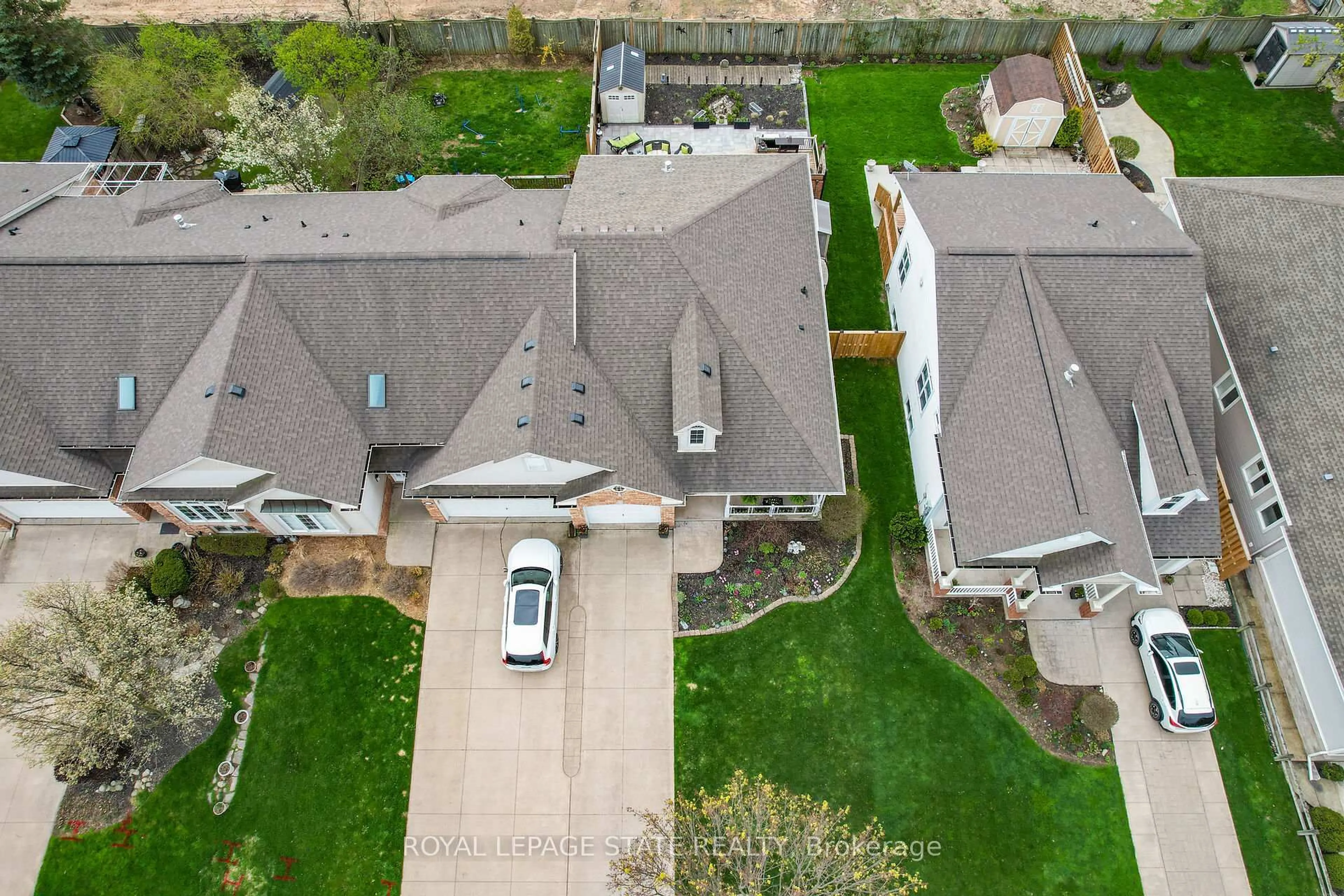 A pic from outside/outdoor area/front of a property/back of a property/a pic from drone, street for 3394 Dustan St, Lincoln Ontario L0R 2E0