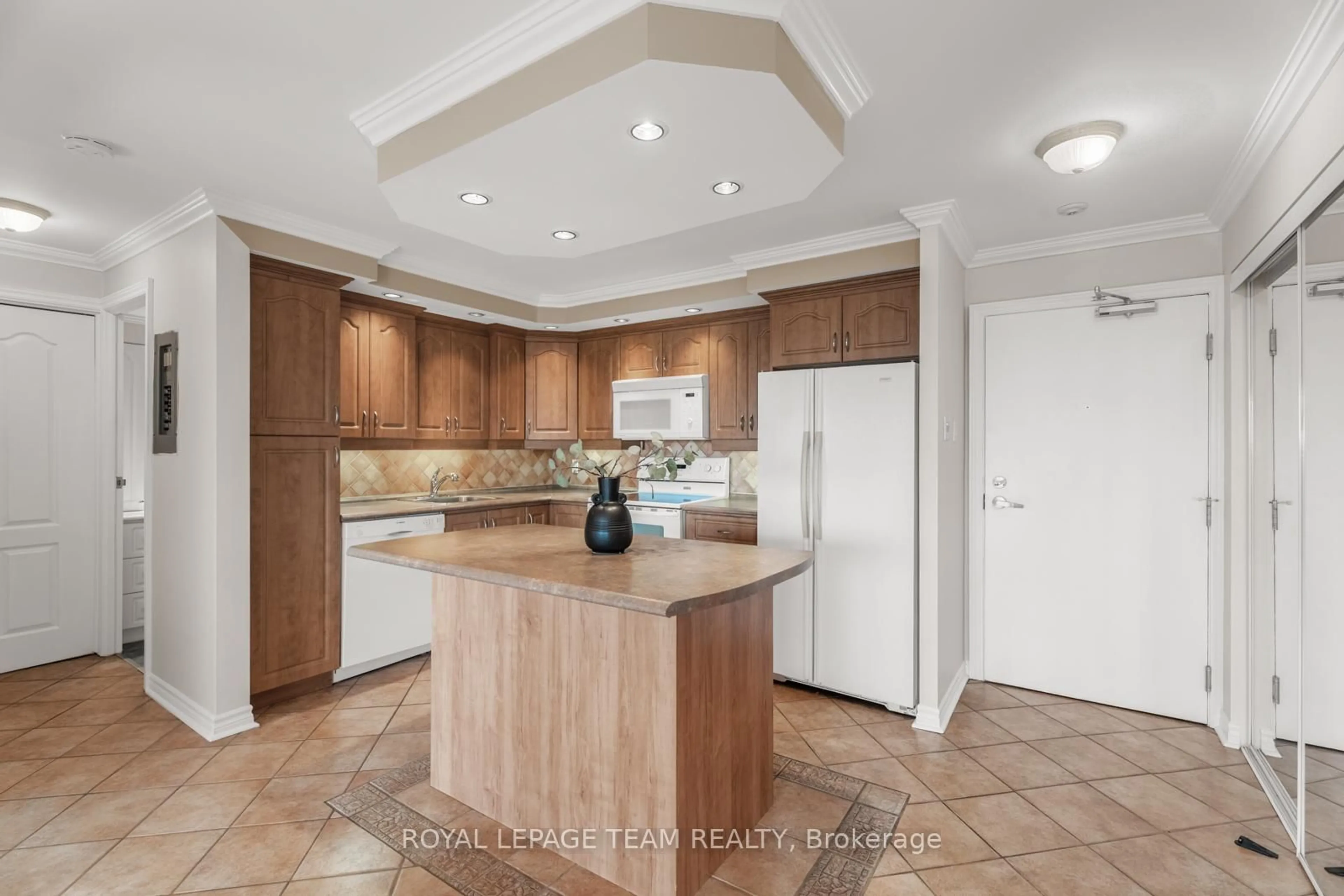Standard kitchen, ceramic/tile floor for 40 Landry St #1508, Ottawa Ontario K1L 8K4