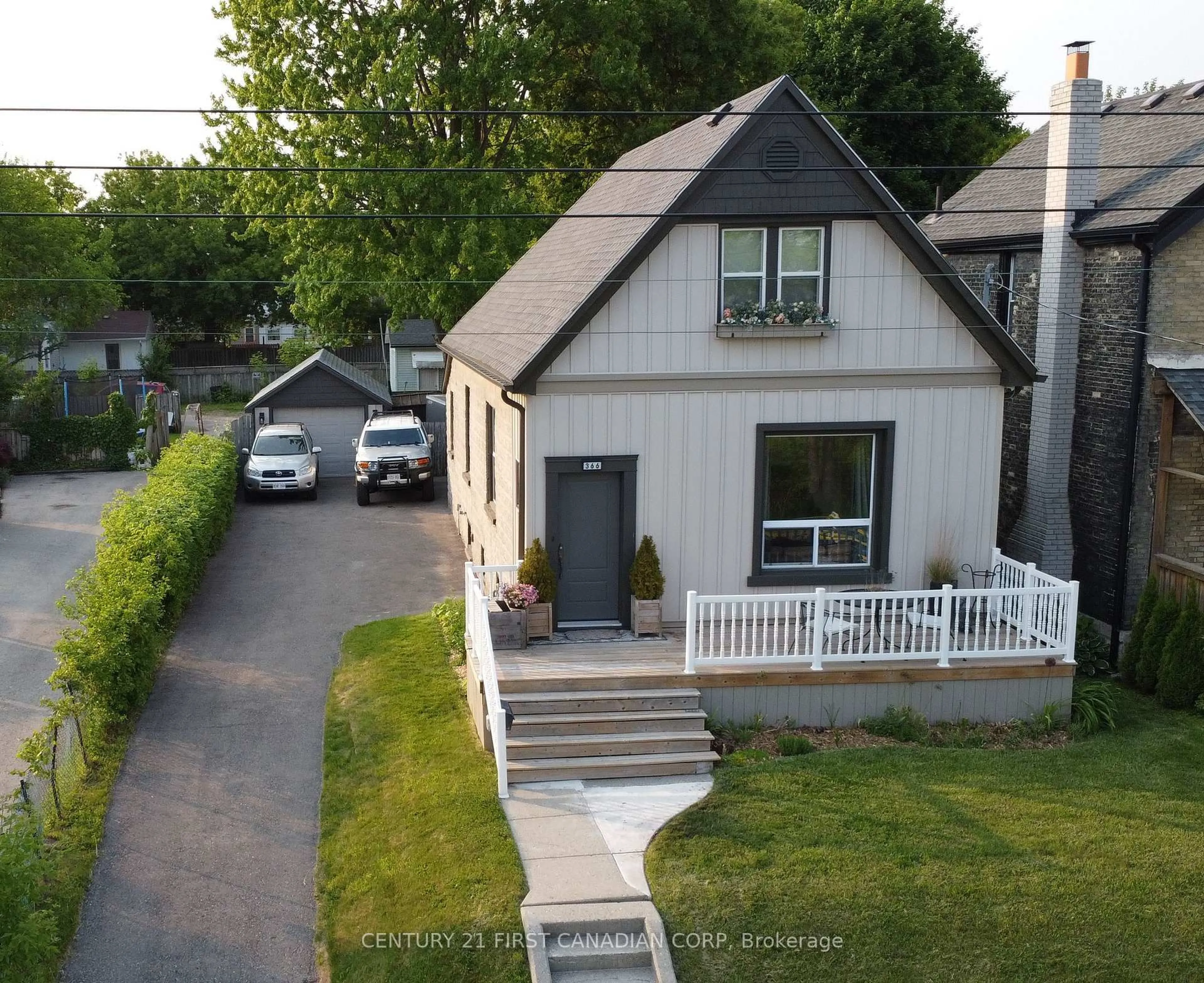 A pic from outside/outdoor area/front of a property/back of a property/a pic from drone, street for 366 Salisbury St, London East Ontario N5Y 3B1