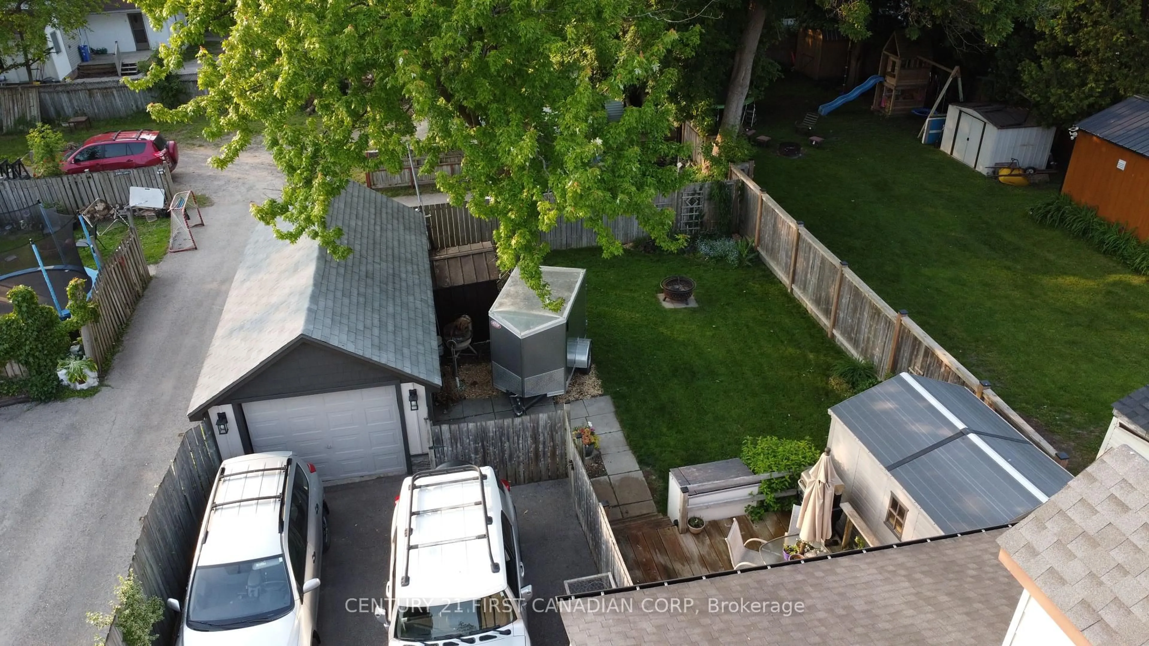A pic from outside/outdoor area/front of a property/back of a property/a pic from drone, street for 366 Salisbury St, London East Ontario N5Y 3B1