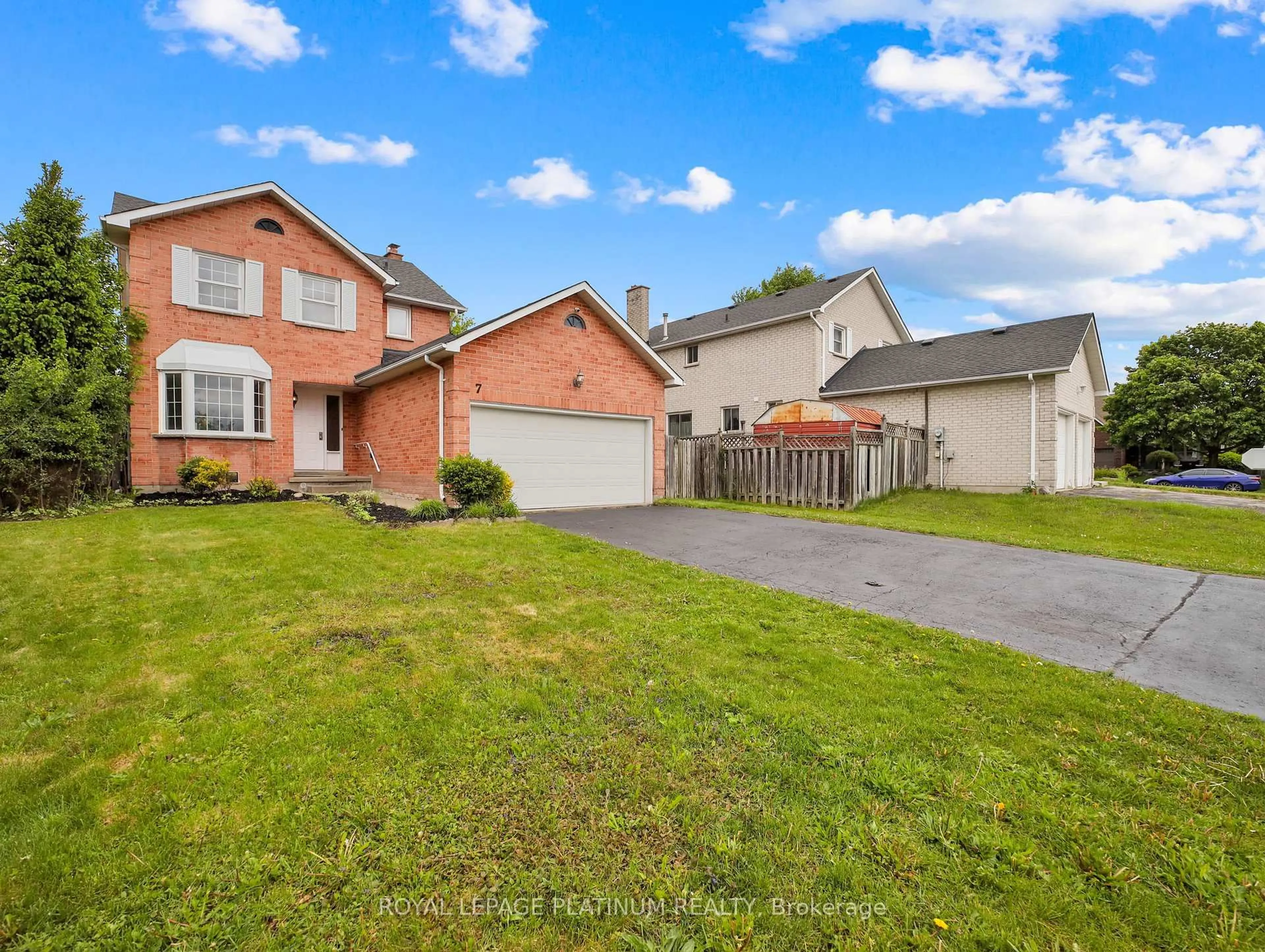 A pic from outside/outdoor area/front of a property/back of a property/a pic from drone, street for 7 Sinclair Crt, Cambridge Ontario N1T 1K2
