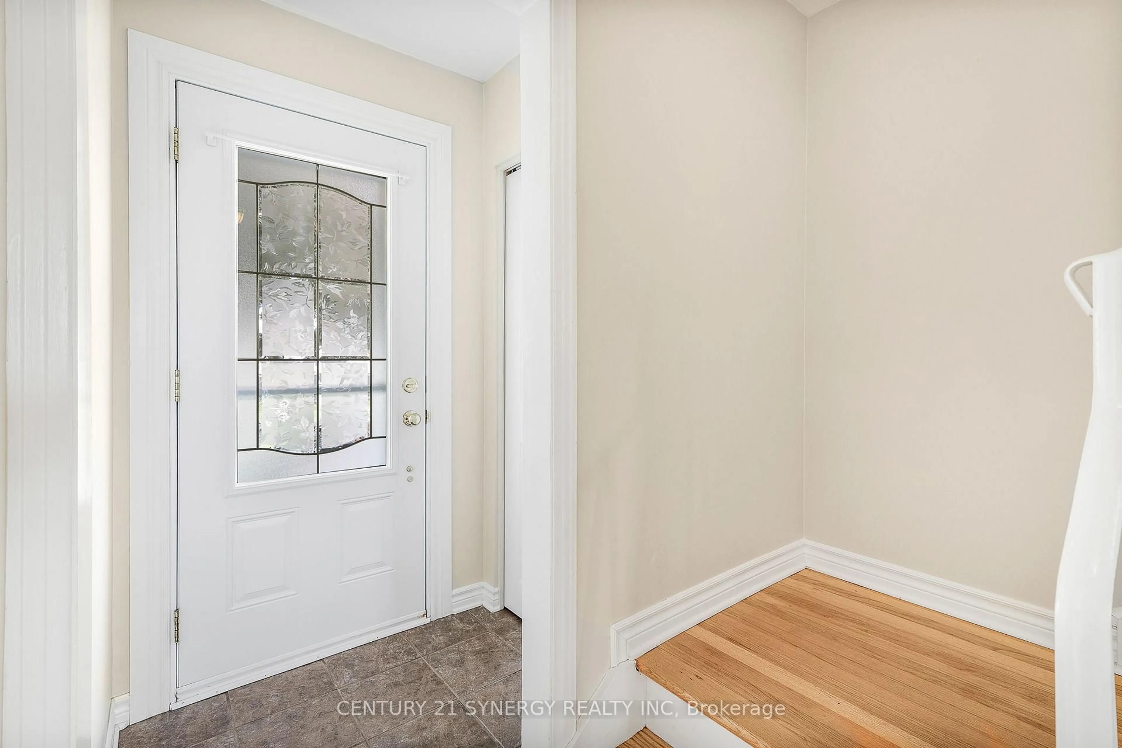 Indoor entryway for 1242 Clyde Ave, Ottawa Ontario K2C 1Y4
