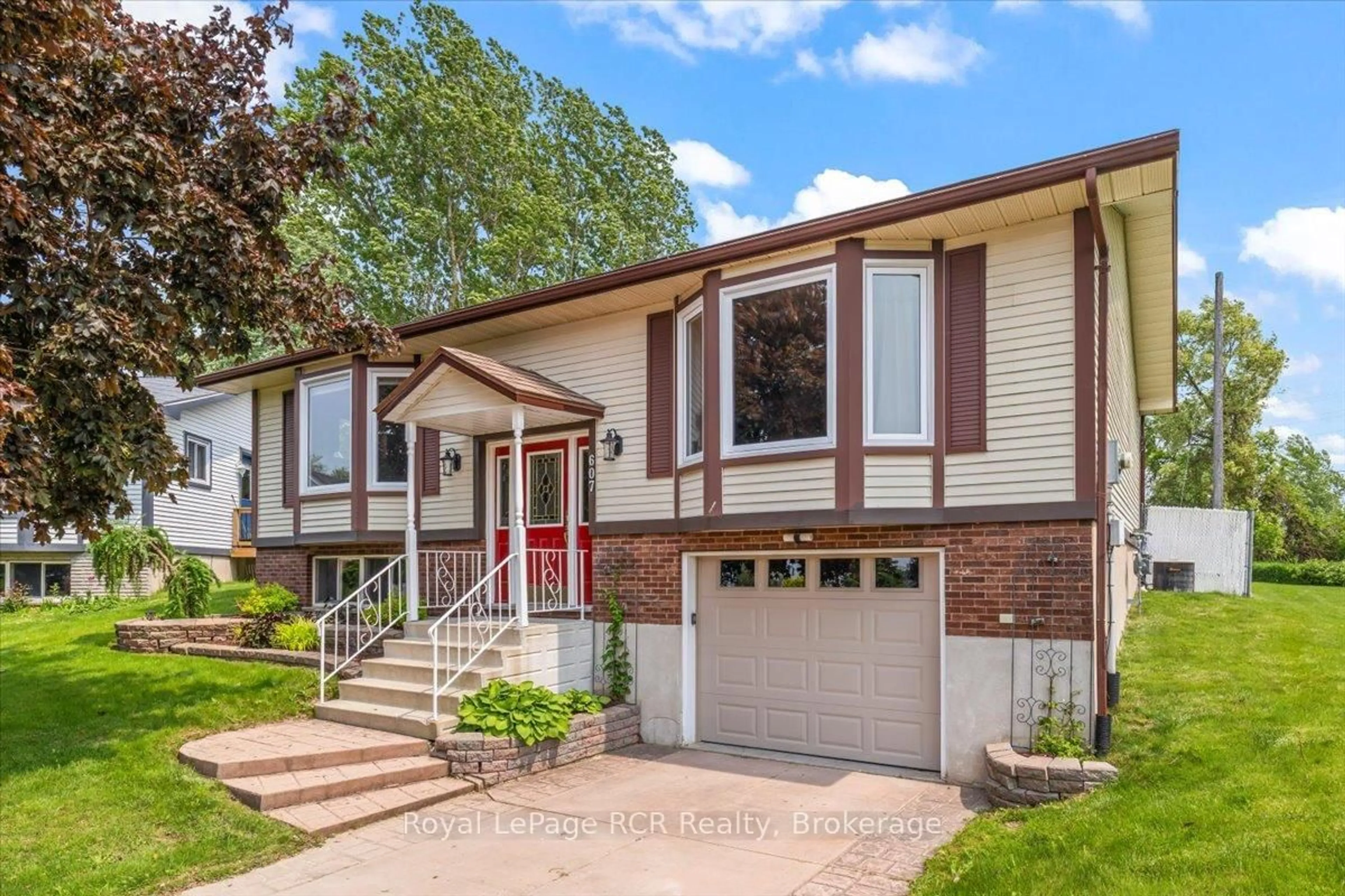 Home with vinyl exterior material, street for 607 2nd St A St, Hanover Ontario N4N 3R1