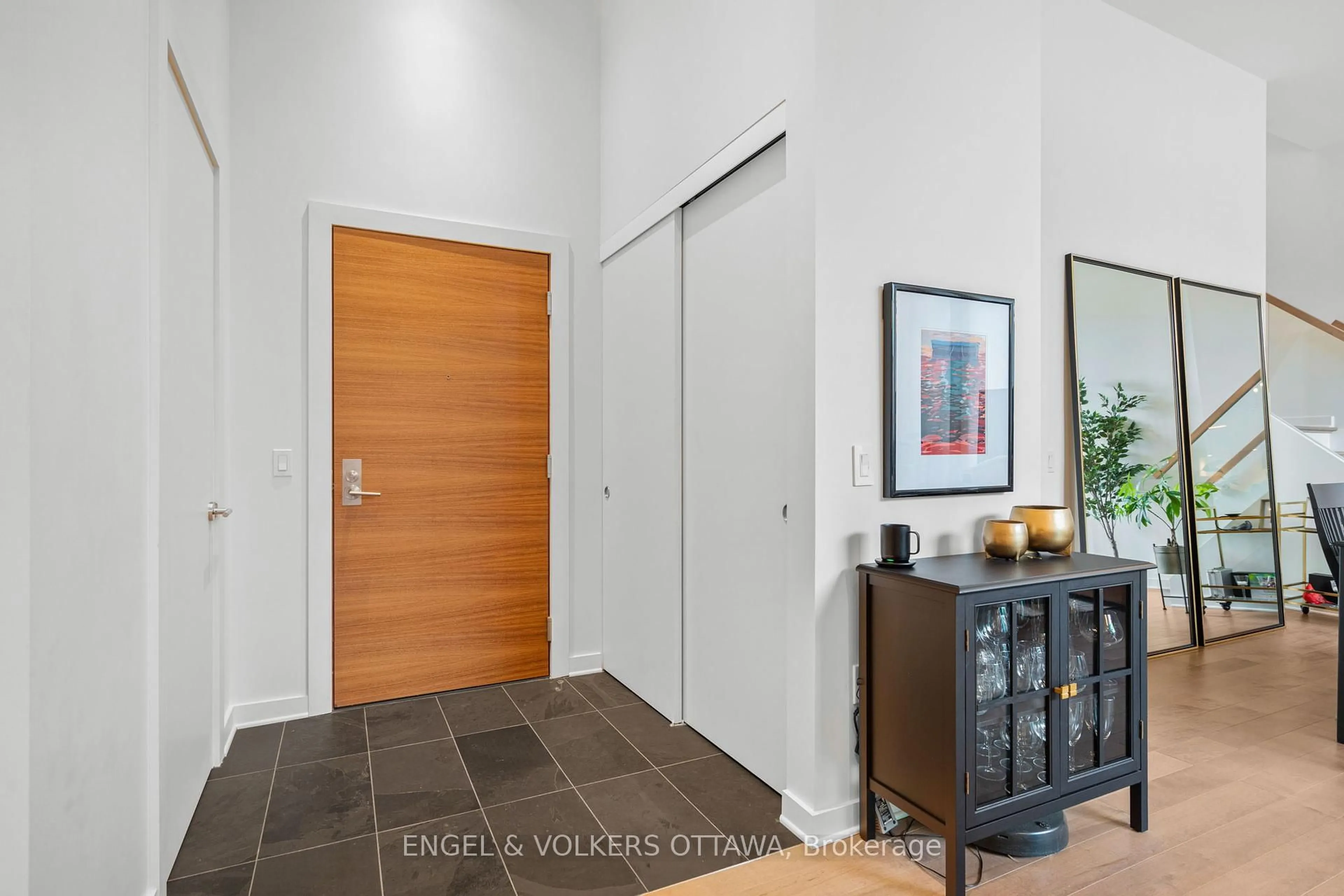 Indoor entryway for 135 Barrette St #103, Ottawa Ontario K1L 7Z9