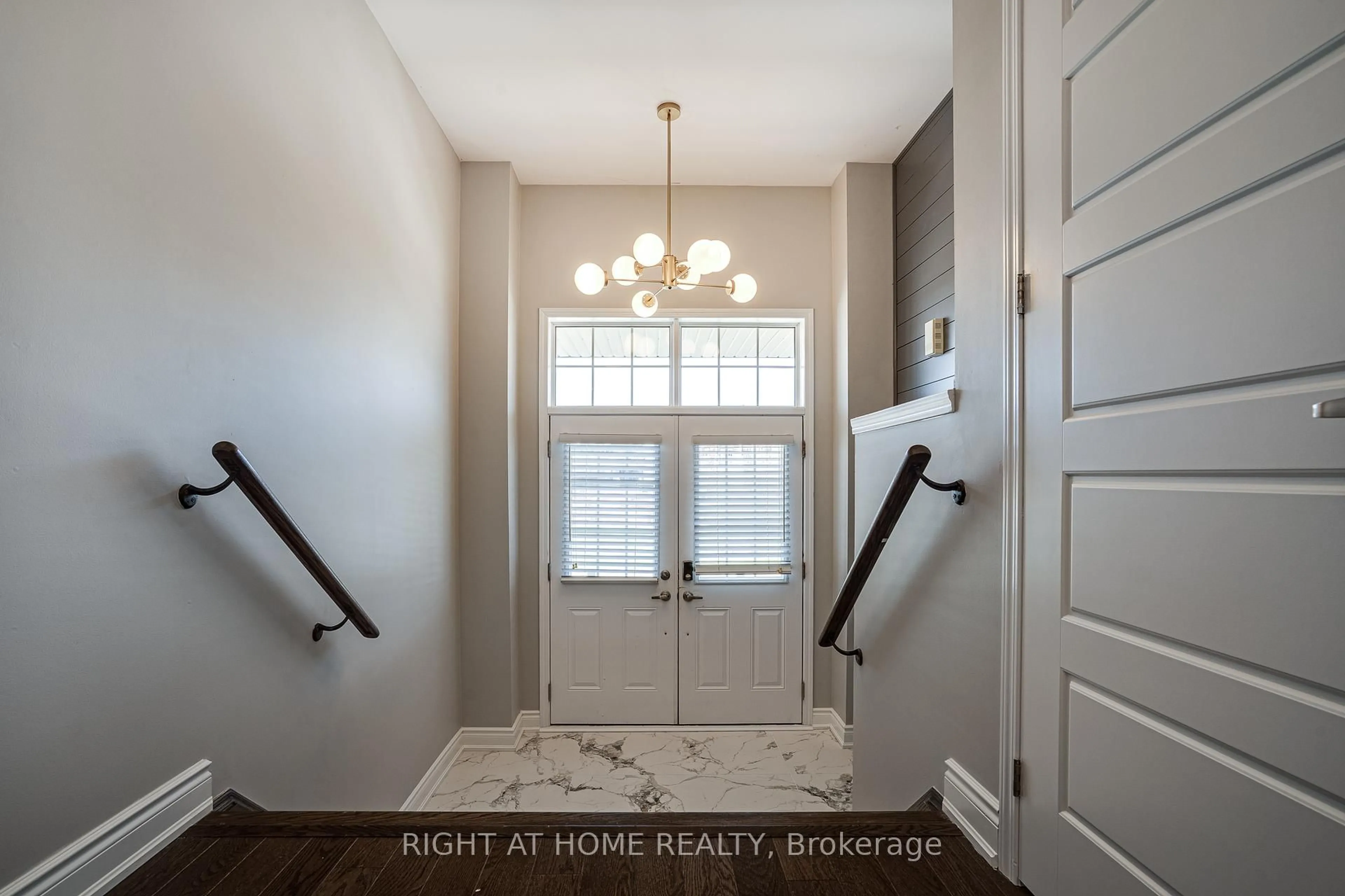Indoor entryway for 227 Thompson Rd, Haldimand Ontario N3W 0C4