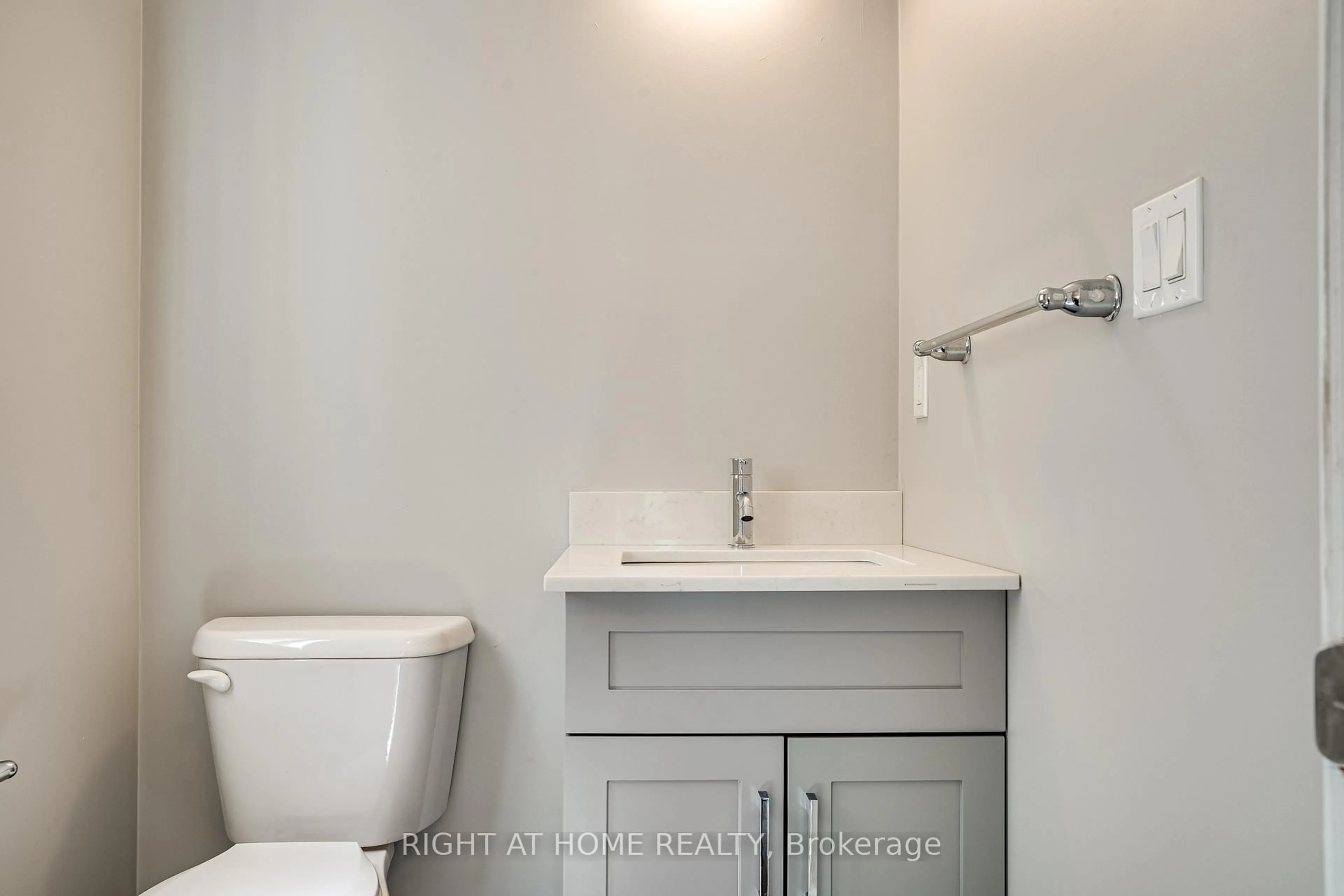 Standard bathroom, ceramic/tile floor for 227 Thompson Rd, Haldimand Ontario N3W 0C4