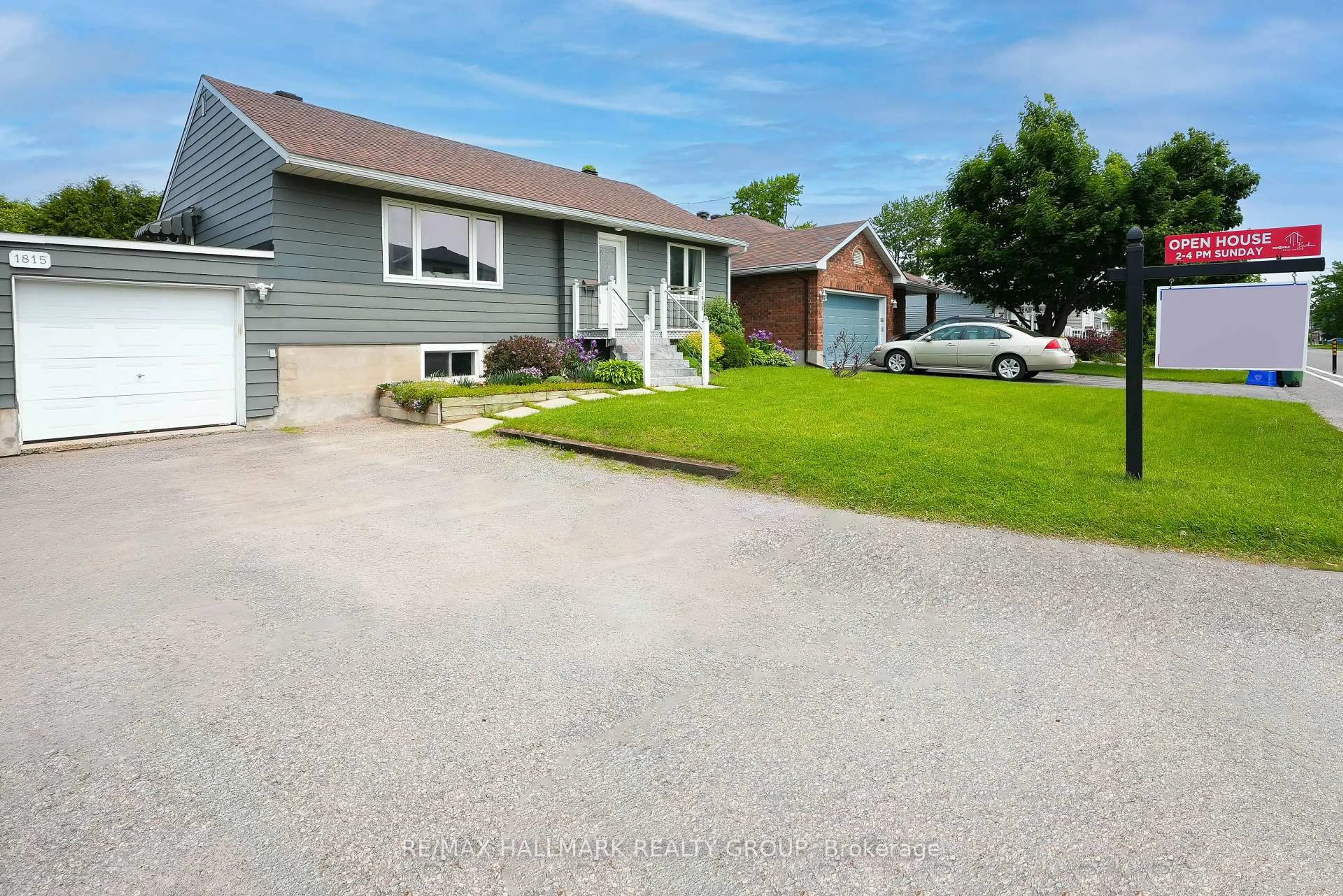 A pic from outside/outdoor area/front of a property/back of a property/a pic from drone, street for 1815 Kingsdale Ave, Ottawa Ontario K1T 1H7