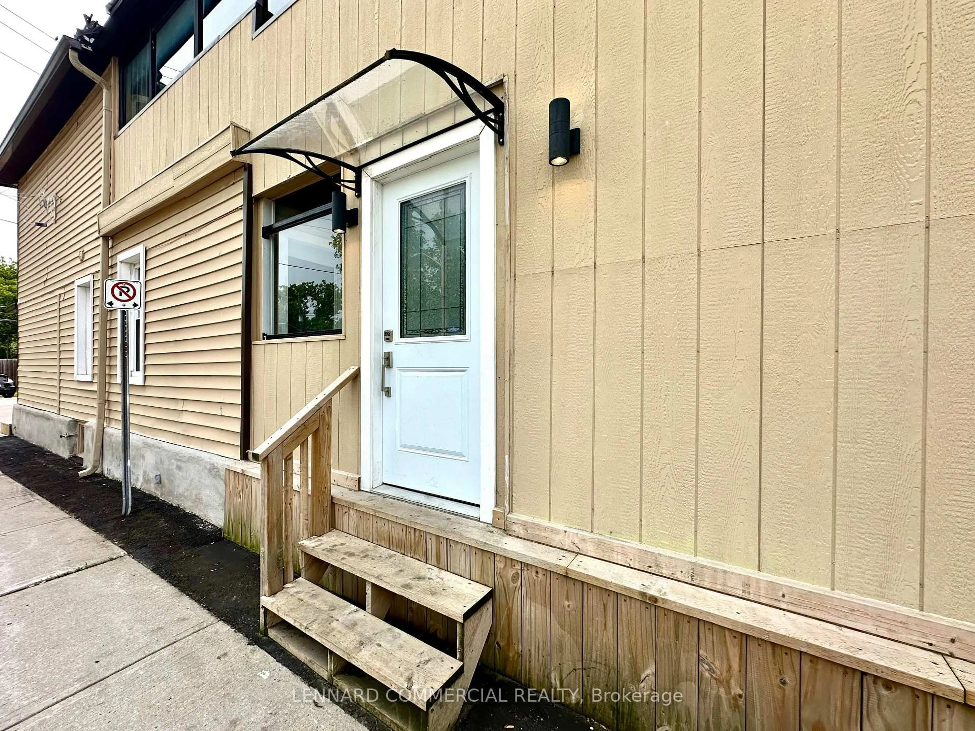 Indoor entryway for 240 MARIER Ave, Ottawa Ontario K1L 5R1