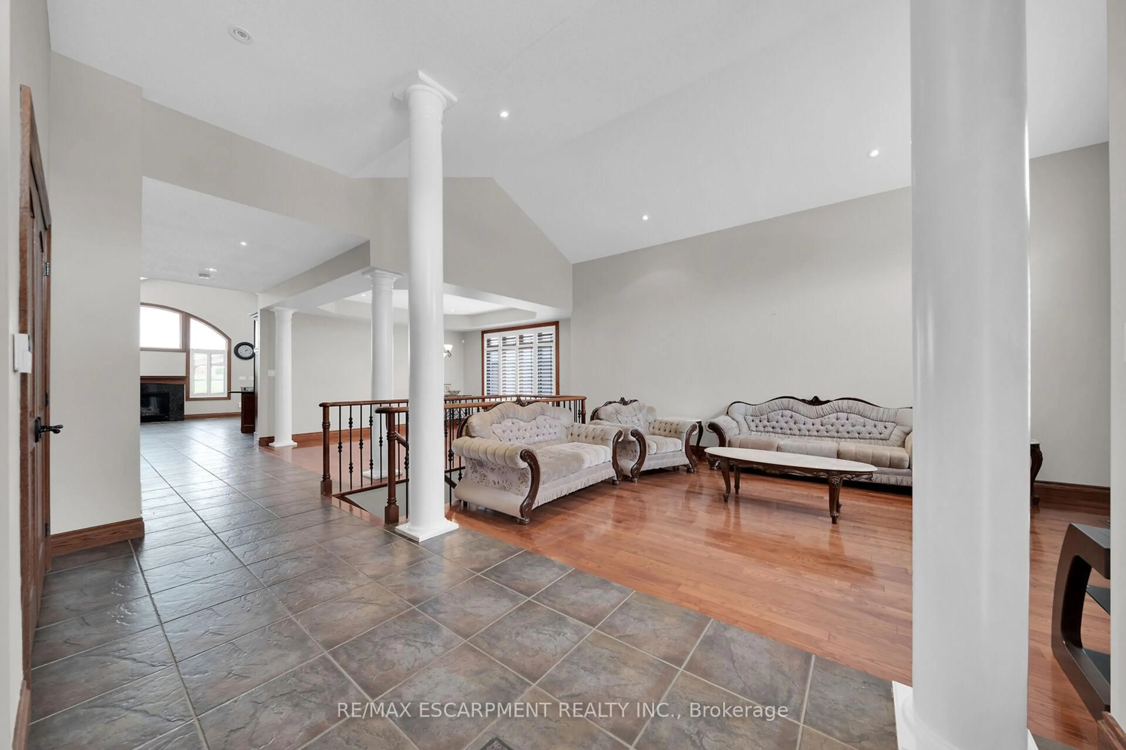 Indoor foyer for 117 Christopher Dr, Hamilton Ontario L9B 1G6