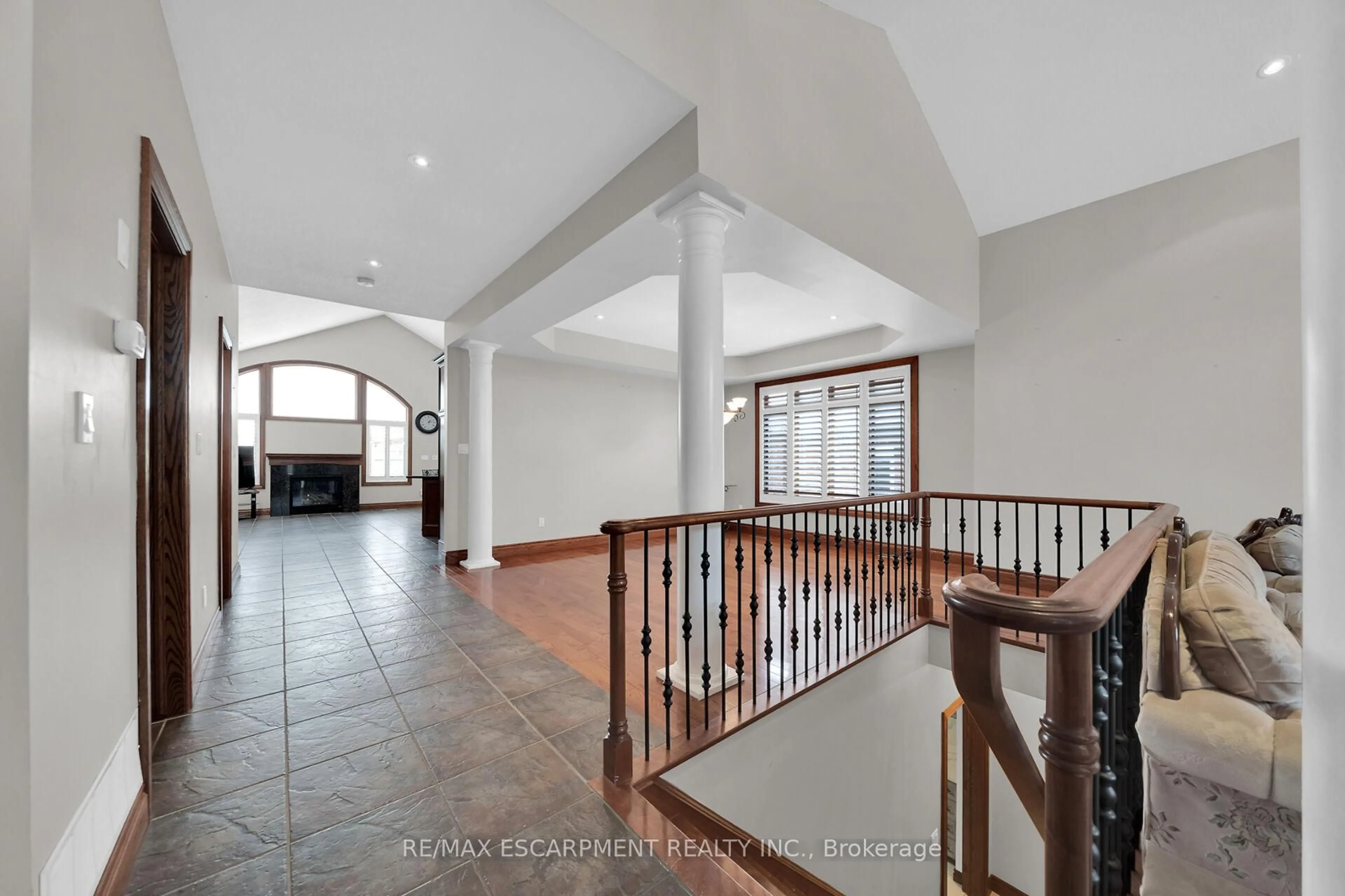 Indoor foyer for 117 Christopher Dr, Hamilton Ontario L9B 1G6