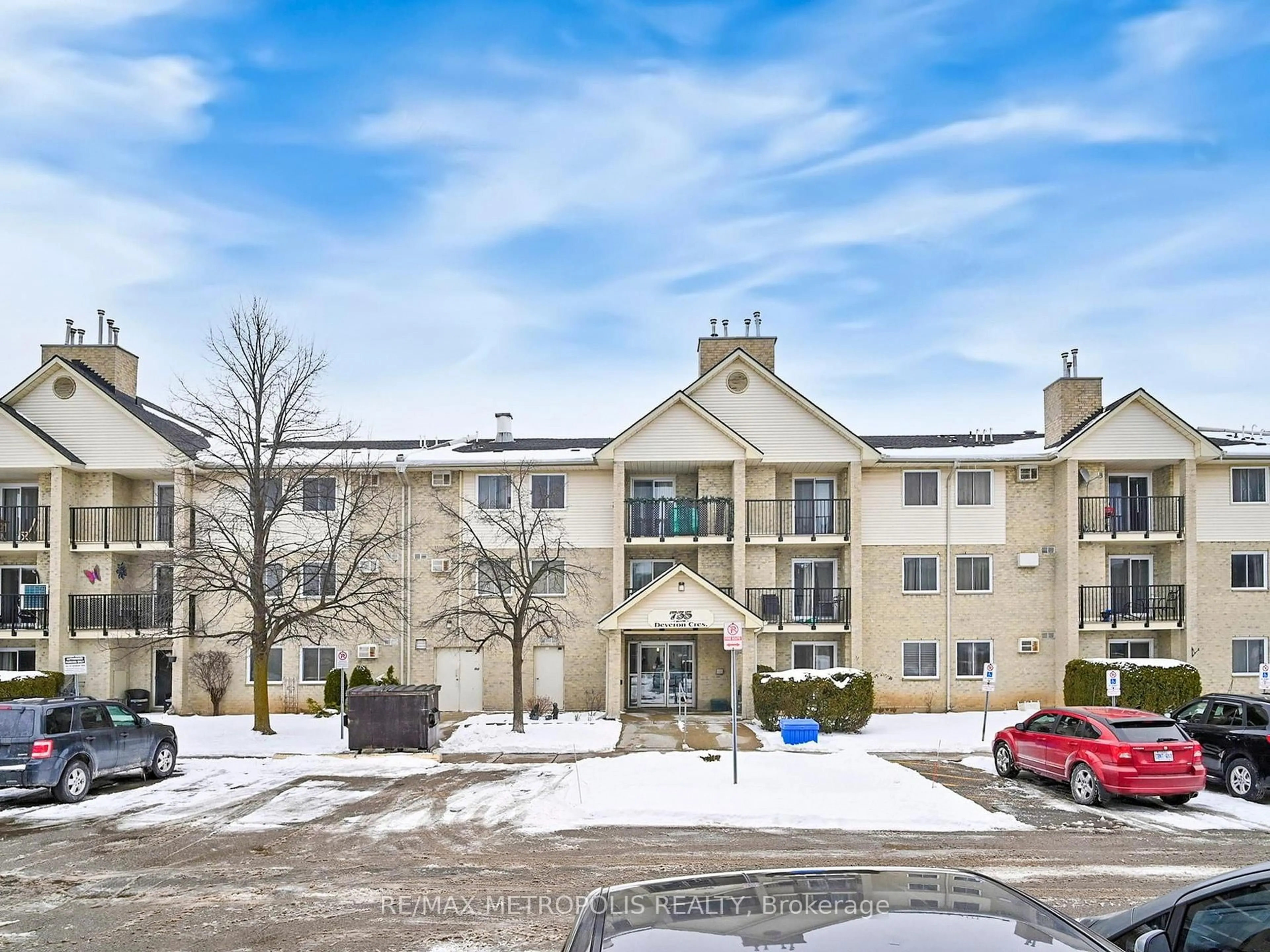 A pic from outside/outdoor area/front of a property/back of a property/a pic from drone, unknown for 735 DEVERON Cres #319, London South Ontario N5Z 4X8