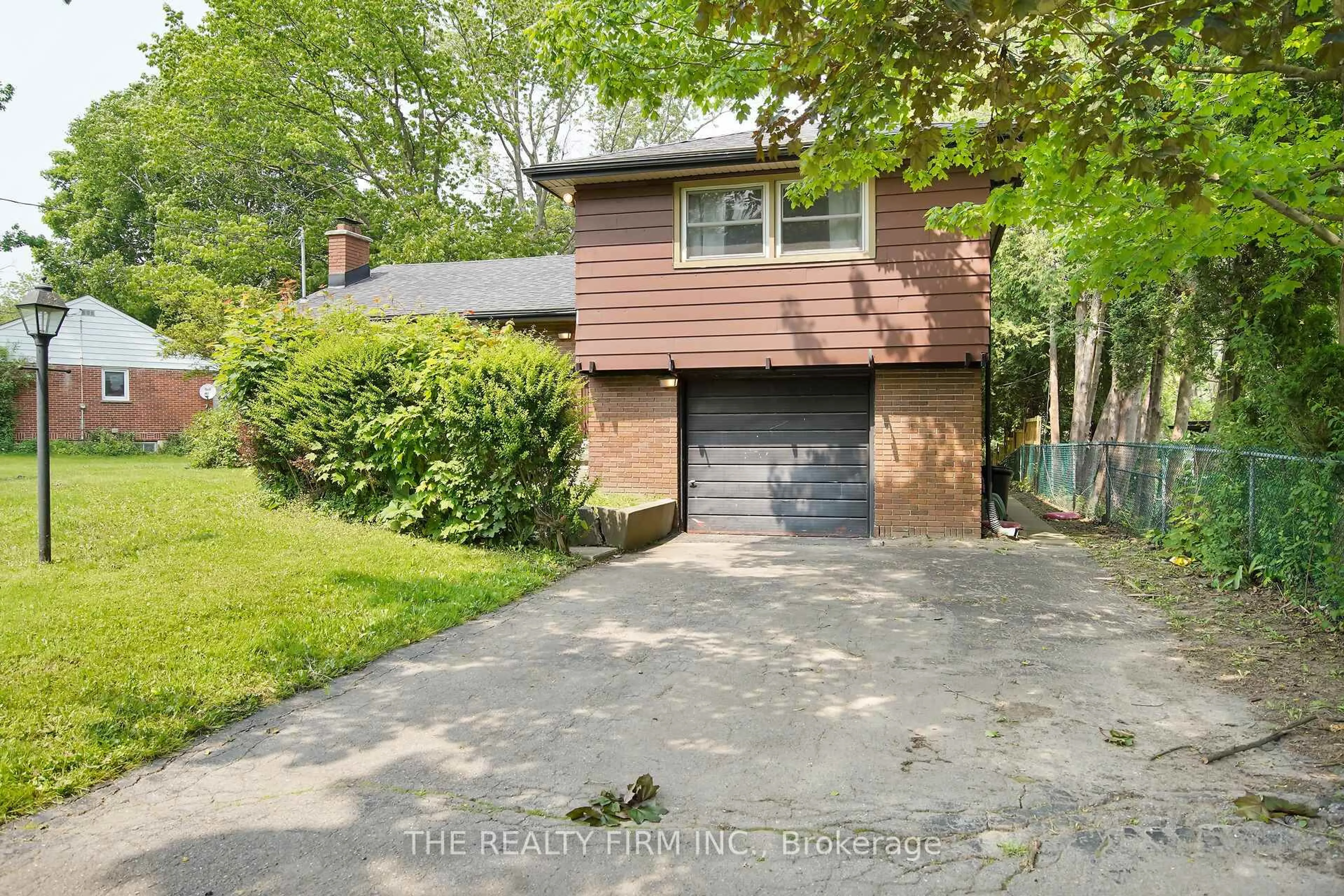 A pic from outside/outdoor area/front of a property/back of a property/a pic from drone, street for 95 Edgar Dr, London North Ontario N6G 1K3