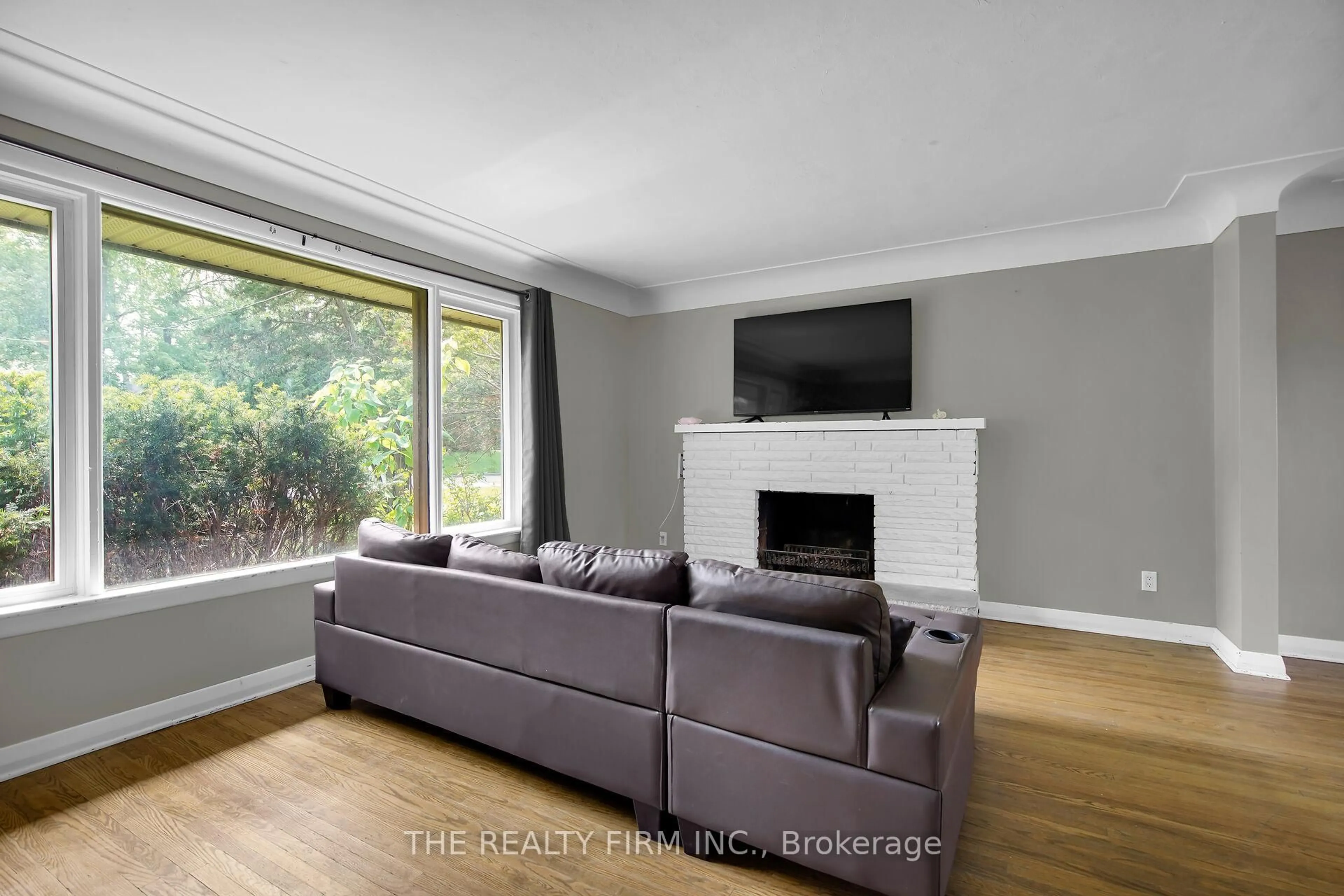 Living room with furniture, wood/laminate floor for 95 Edgar Dr, London North Ontario N6G 1K3