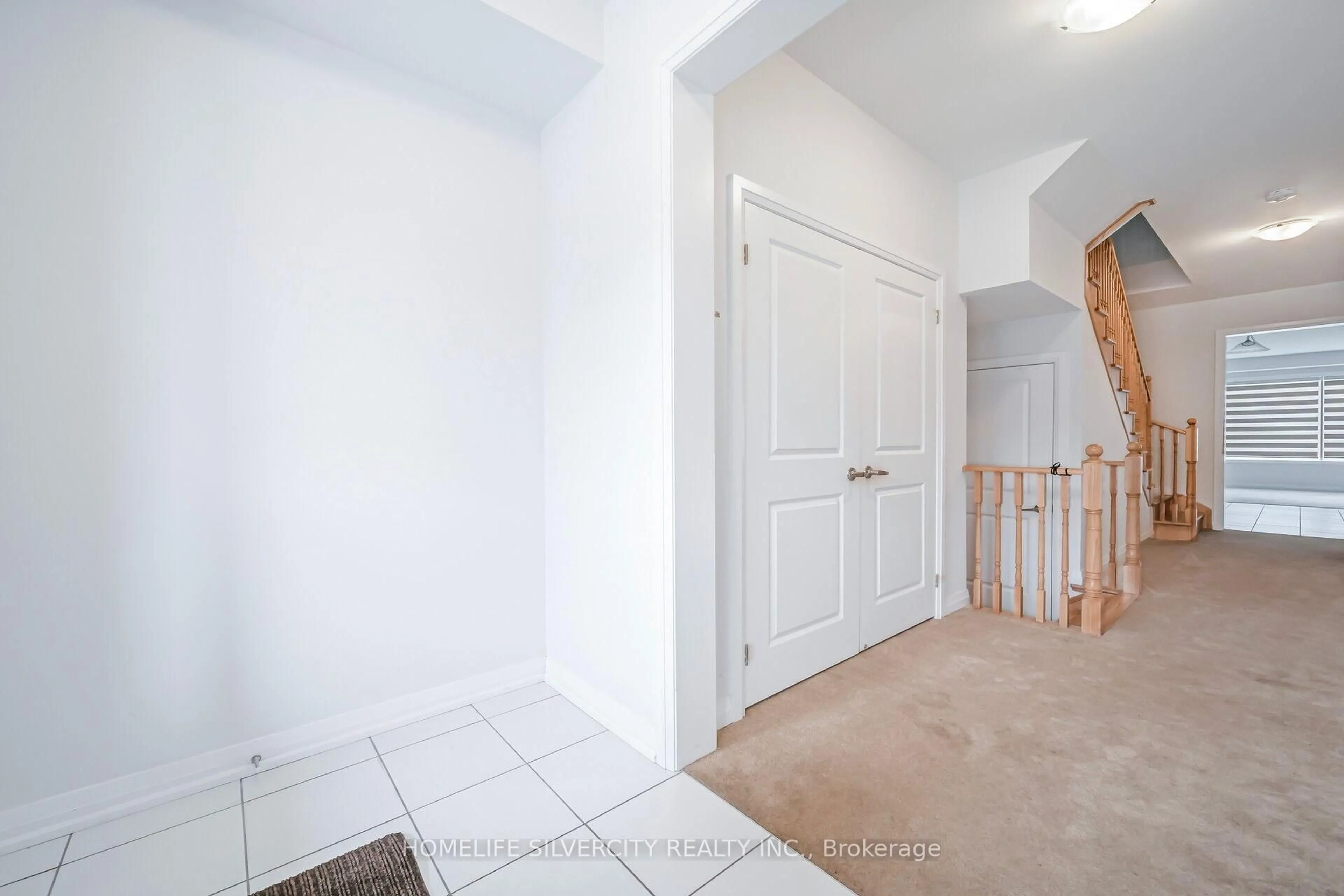 Indoor entryway for 34 Keenan St, Kawartha Lakes Ontario K9V 6C2
