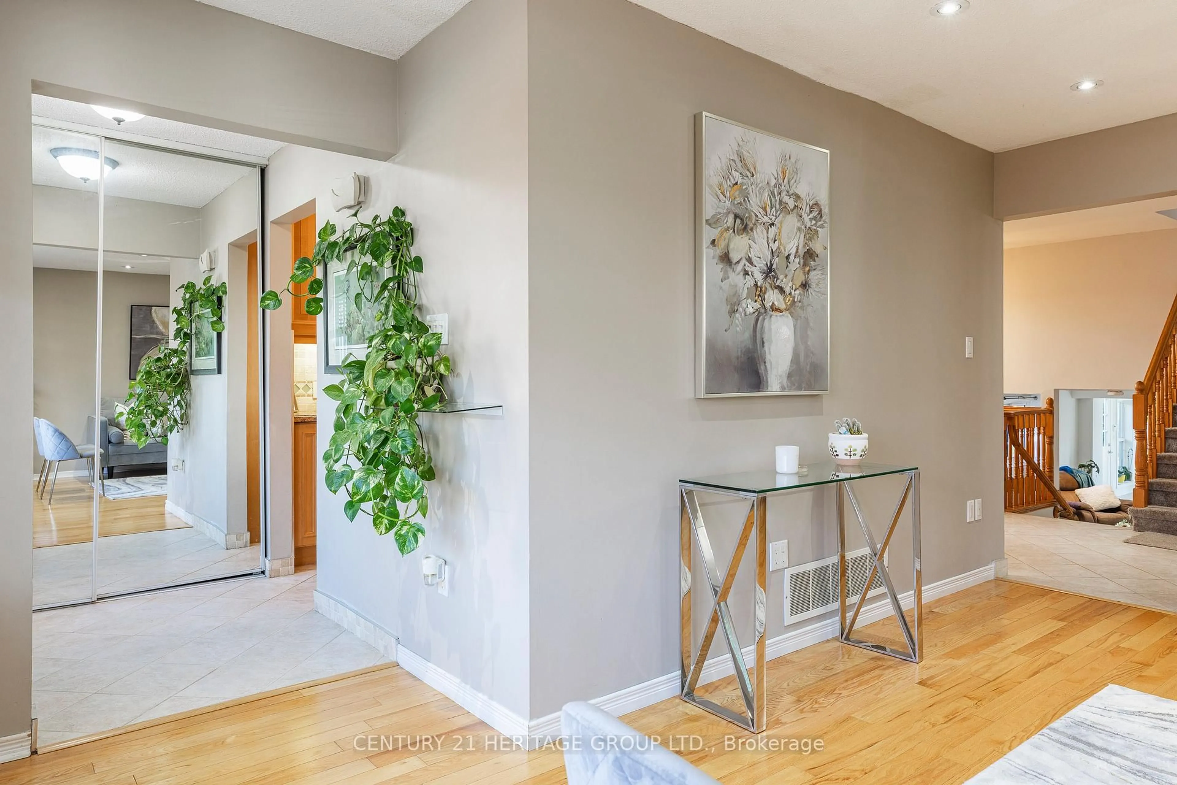 Indoor entryway for 32 AUDUBON St, Hamilton Ontario L8J 1J7