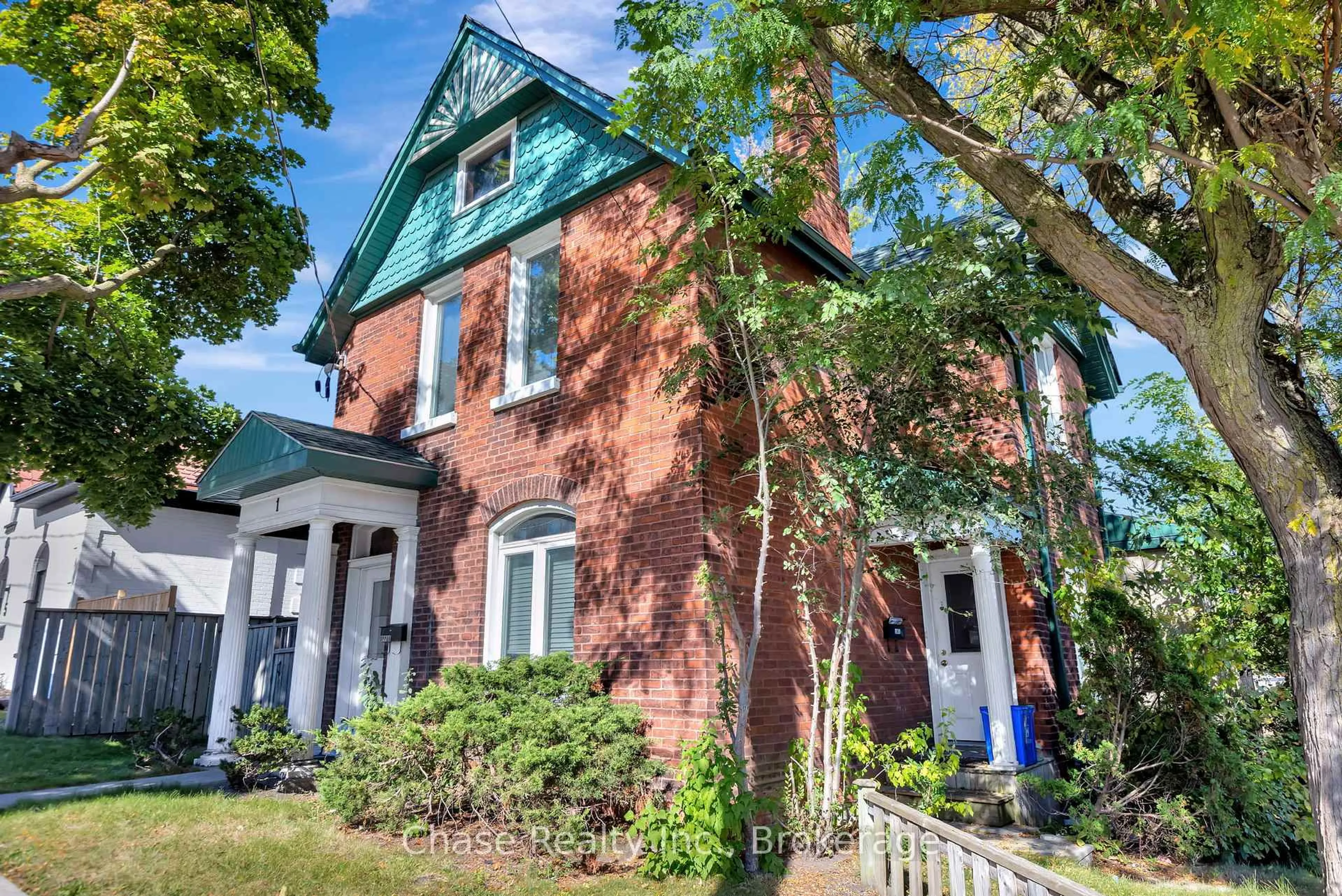 Home with brick exterior material, building for 1 TERRACE HILL St, Brantford Ontario N3R 1E8