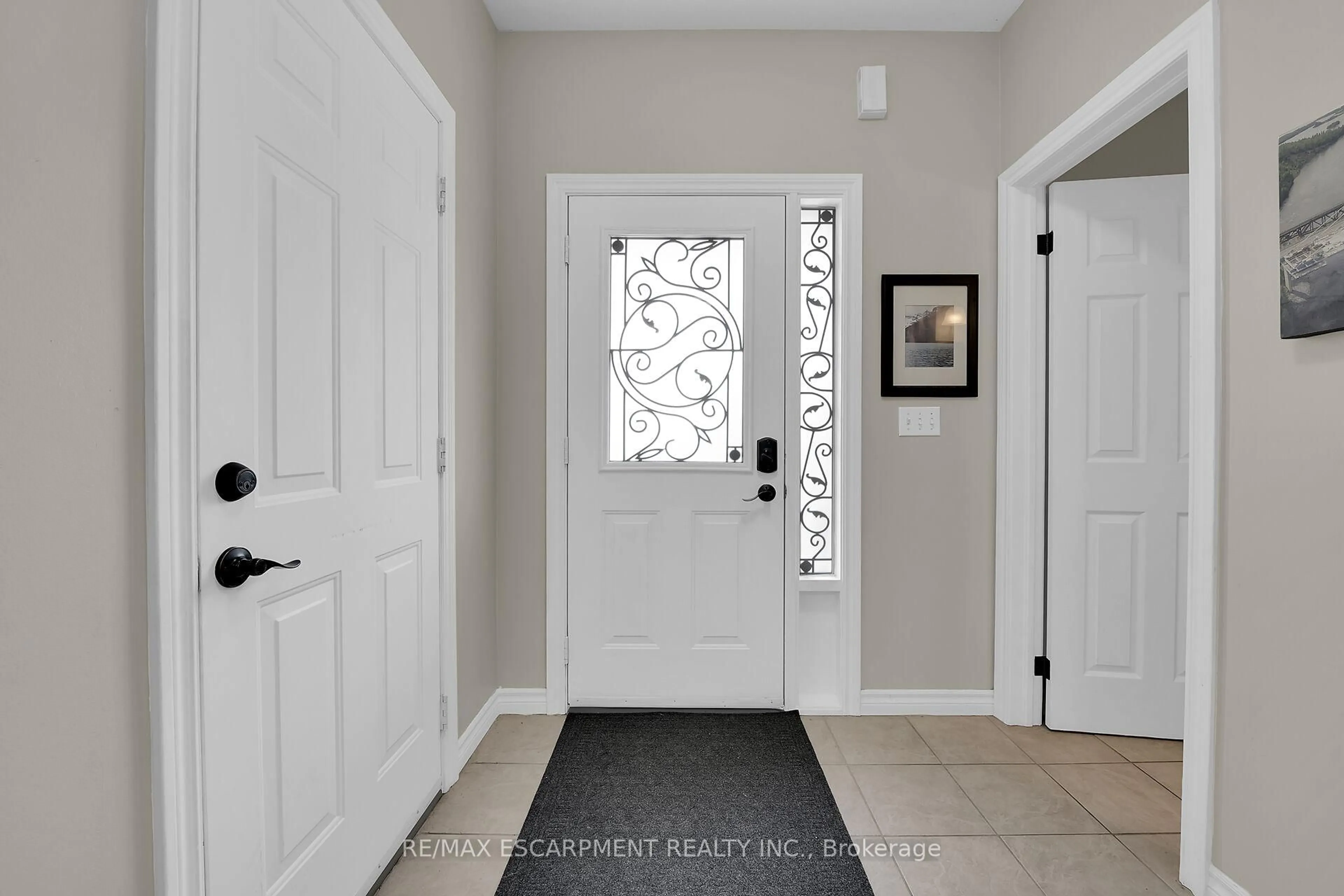 Indoor entryway for 227 MCNICHOL Dr, Cambridge Ontario N1P 1J3