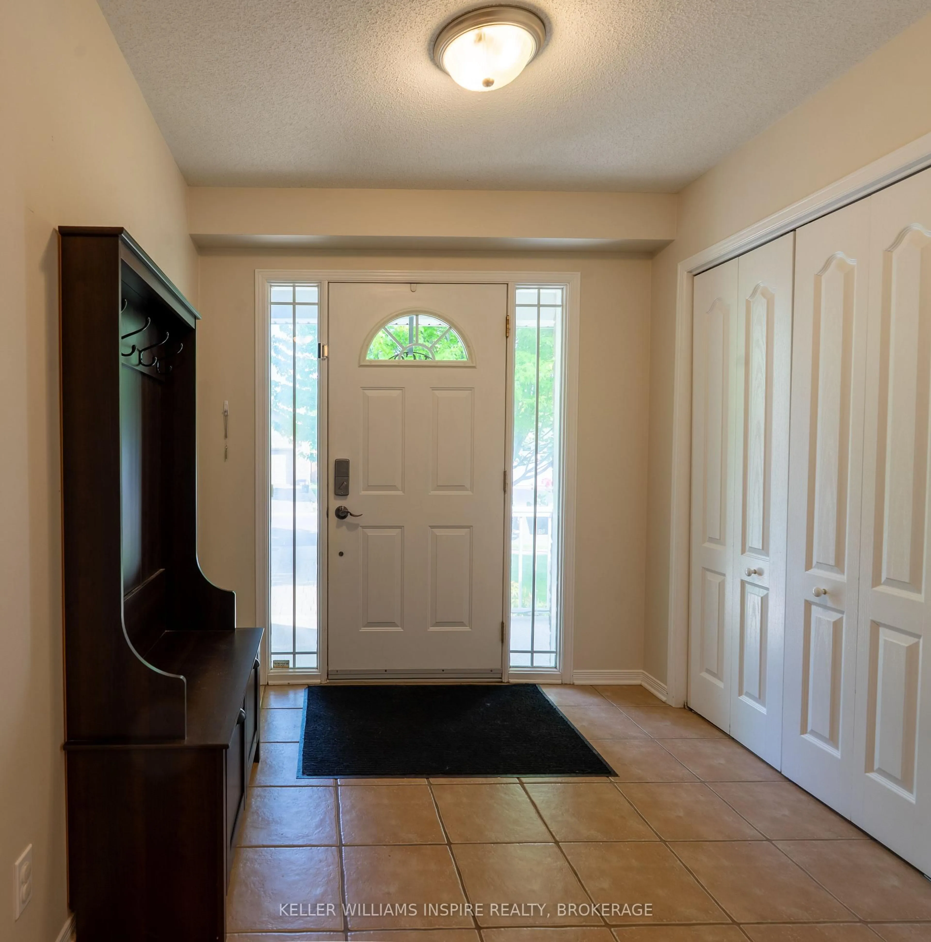 Indoor entryway for 795 Lotus Ave, Kingston Ontario K7K 0A3