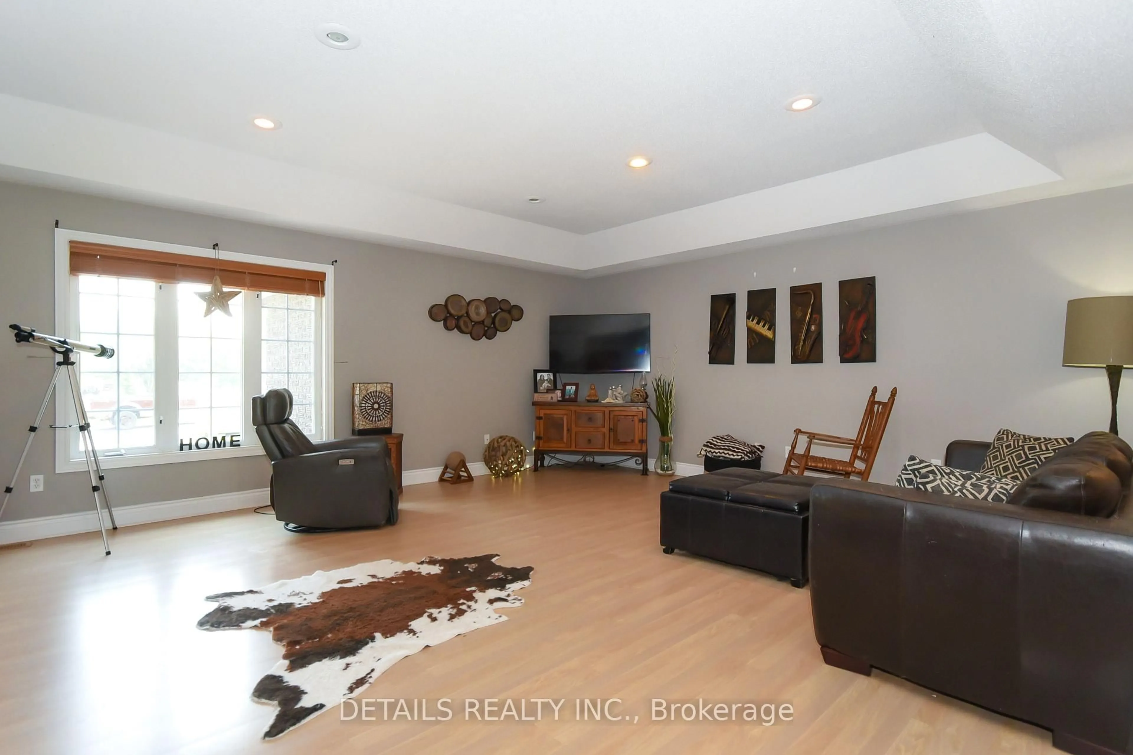 Living room with furniture, wood/laminate floor for 4848 Thunder Rd, Carlsbad Springs Ontario K0A 1K0