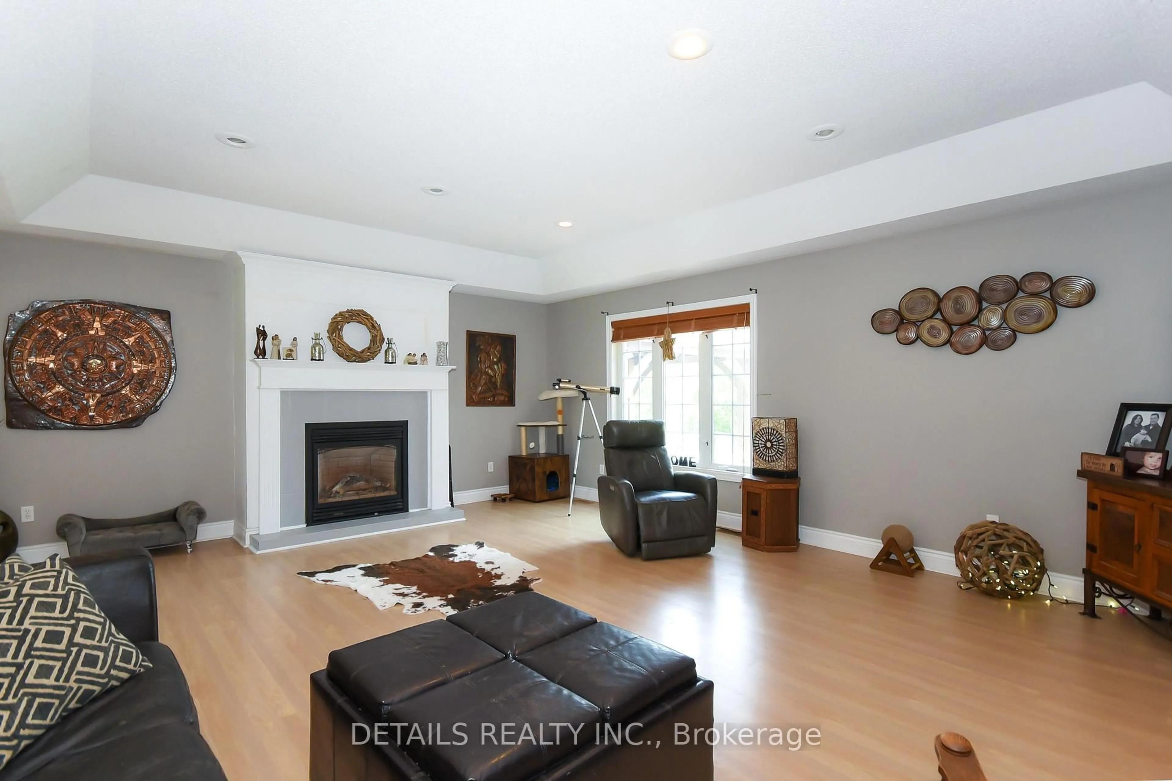Living room with furniture, unknown for 4848 Thunder Rd, Carlsbad Springs Ontario K0A 1K0