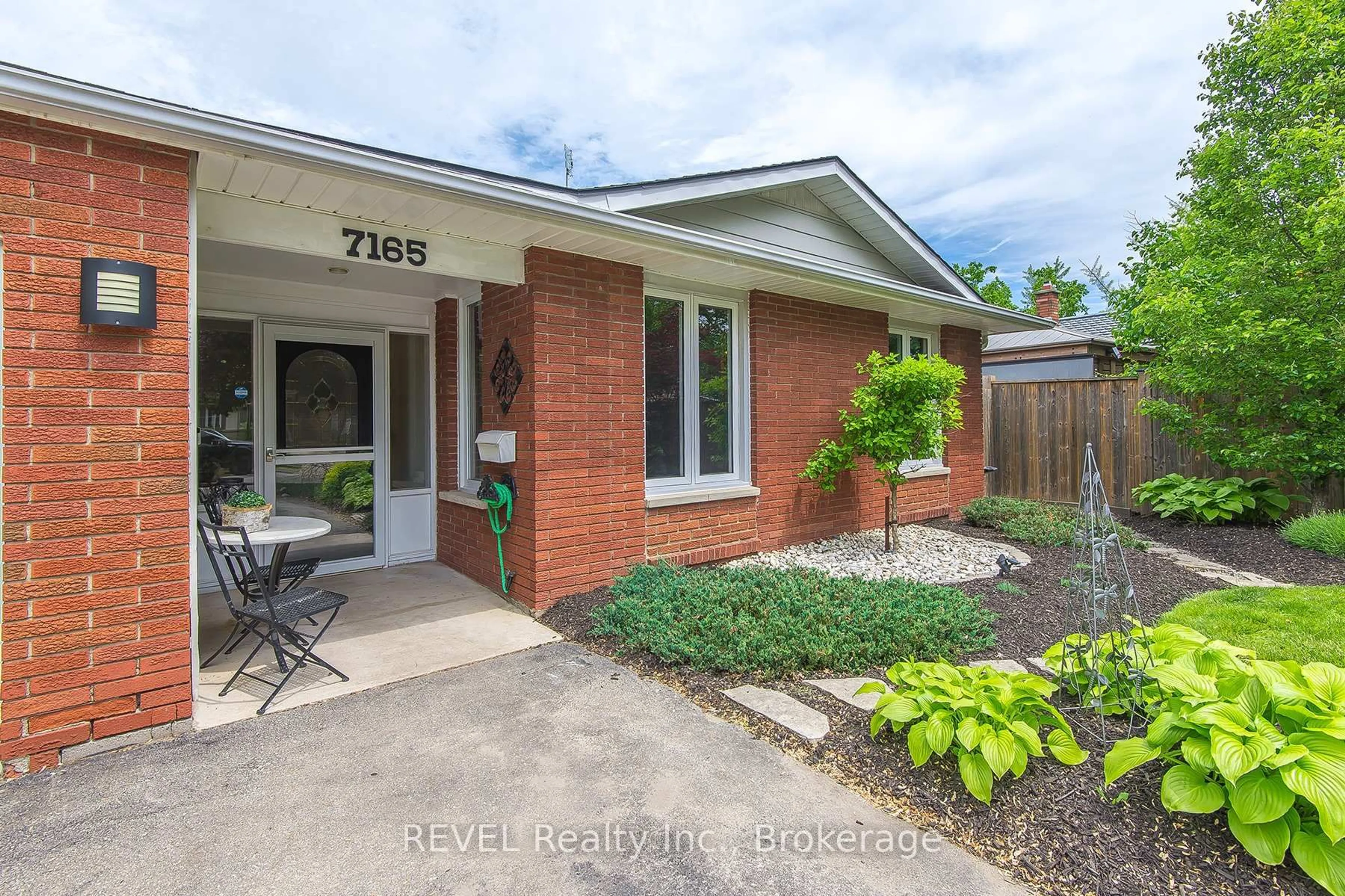 Home with brick exterior material, street for 7165 Dirdene St, Niagara Falls Ontario L2E 5P1
