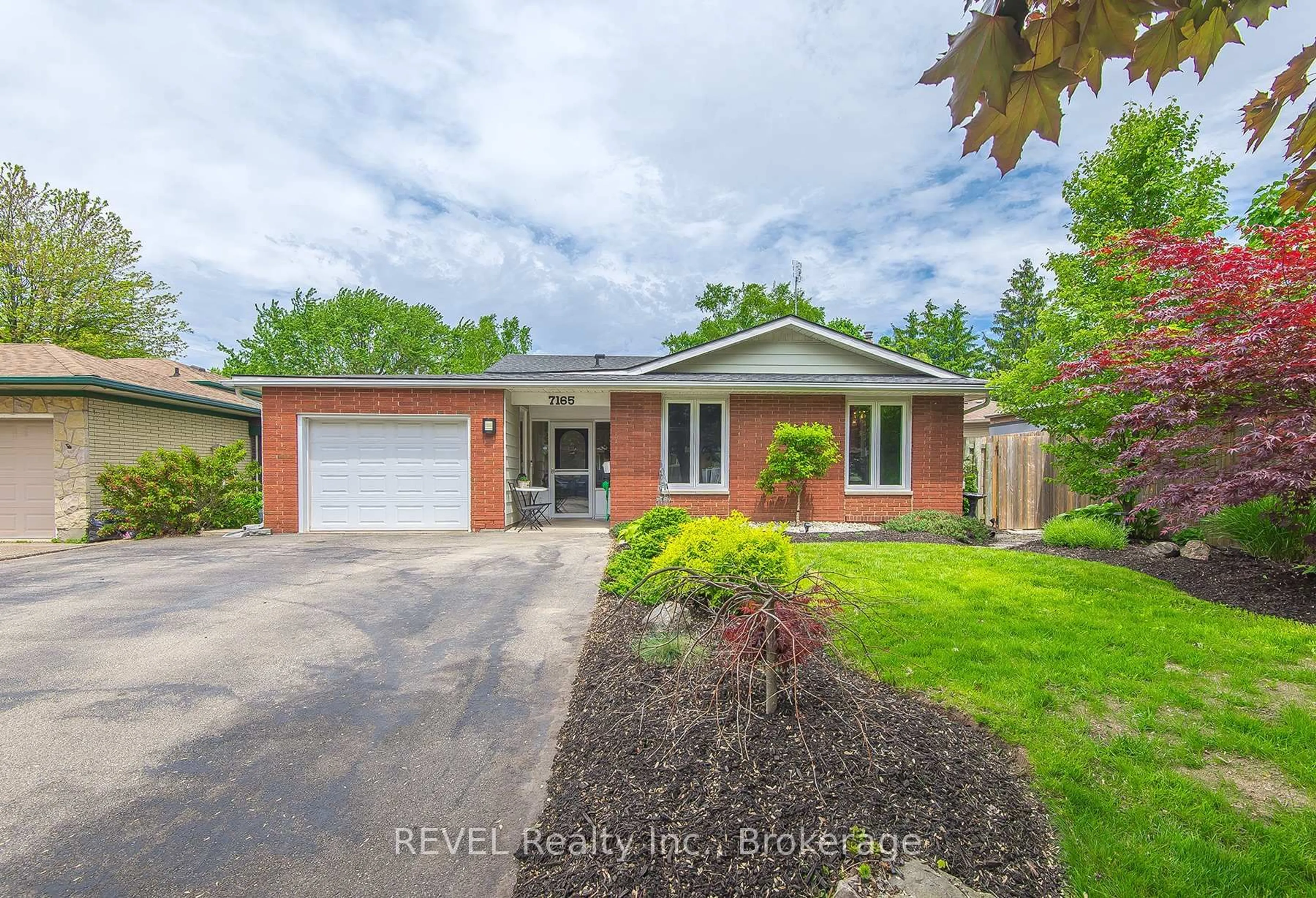 Home with brick exterior material, street for 7165 Dirdene St, Niagara Falls Ontario L2E 5P1