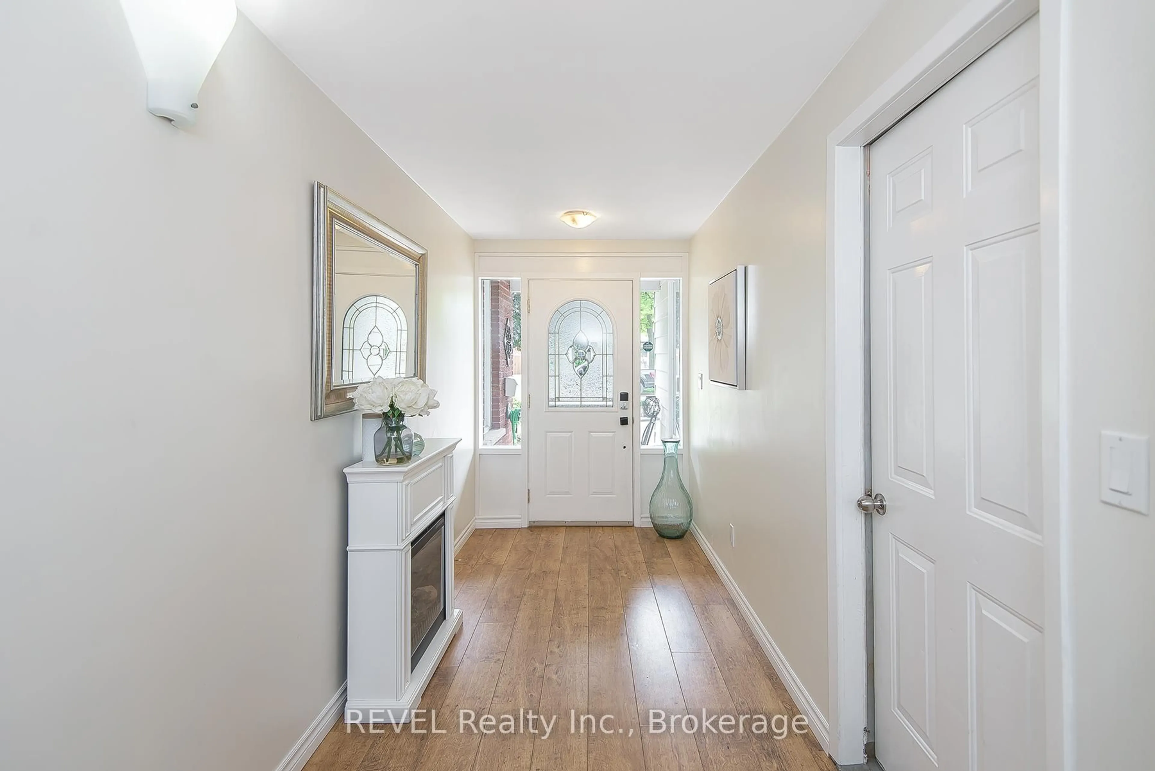 Indoor entryway for 7165 Dirdene St, Niagara Falls Ontario L2E 5P1