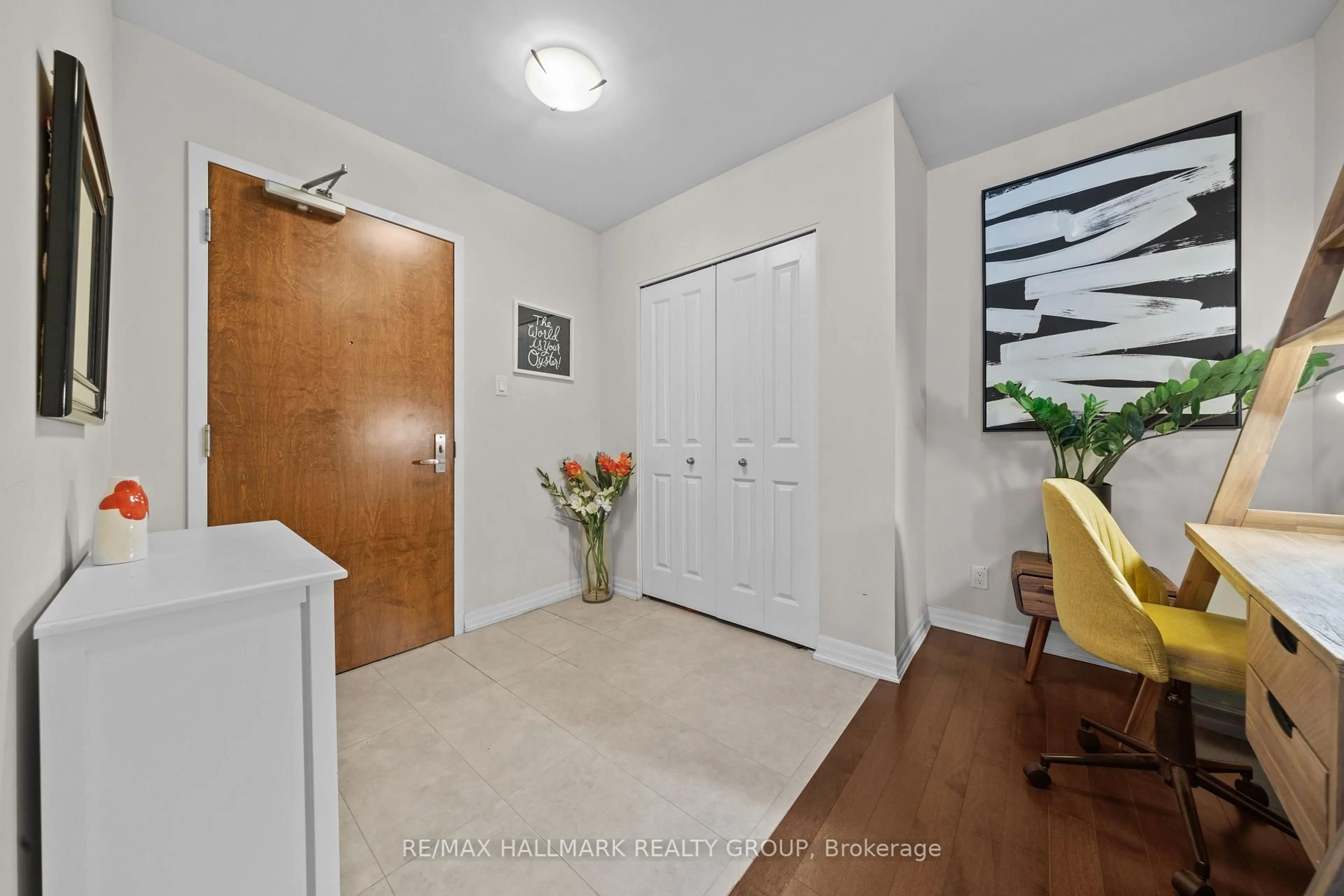 Indoor entryway for 242 Rideau St #206, Ottawa Ontario K1N 0B7