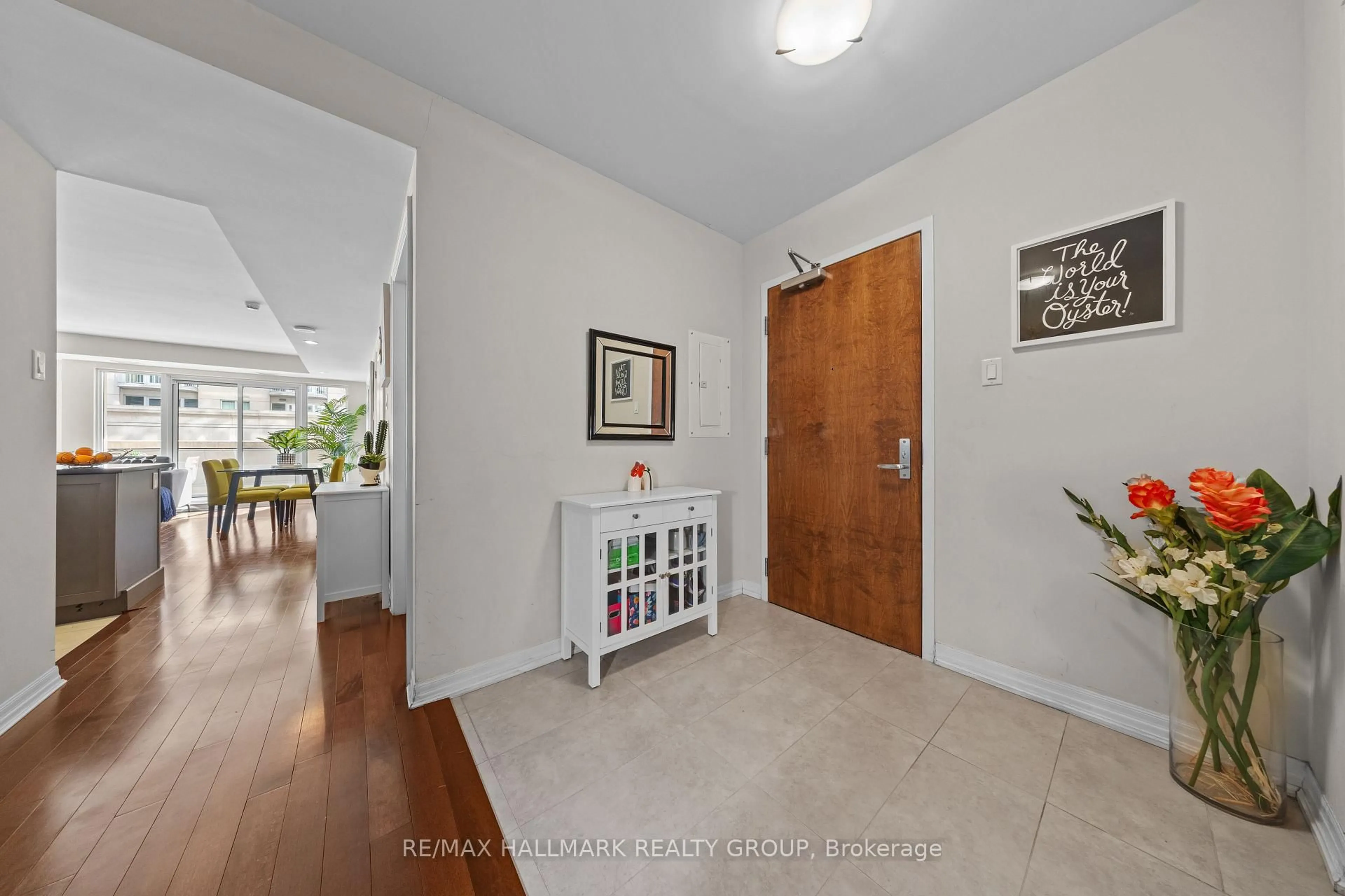 Indoor entryway for 242 Rideau St #206, Ottawa Ontario K1N 0B7