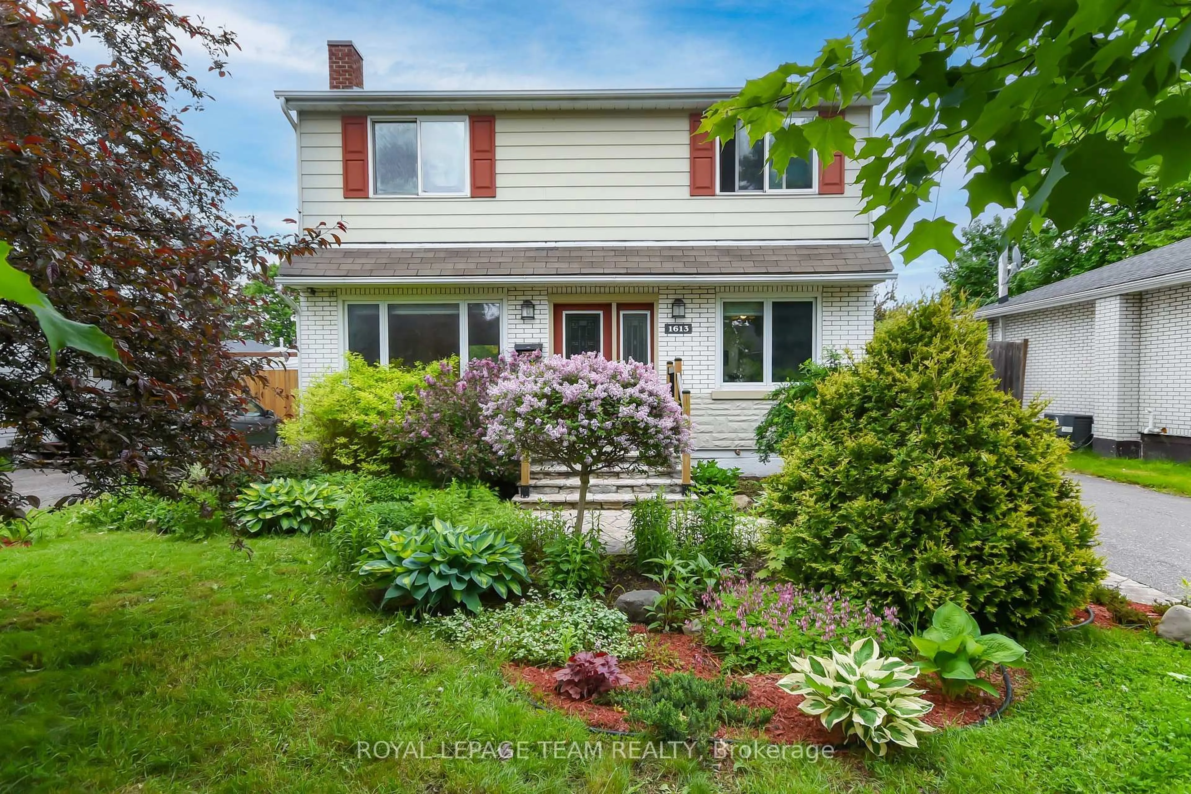 Home with vinyl exterior material, street for 1613 Digby St, Ottawa Ontario K1G 0P5