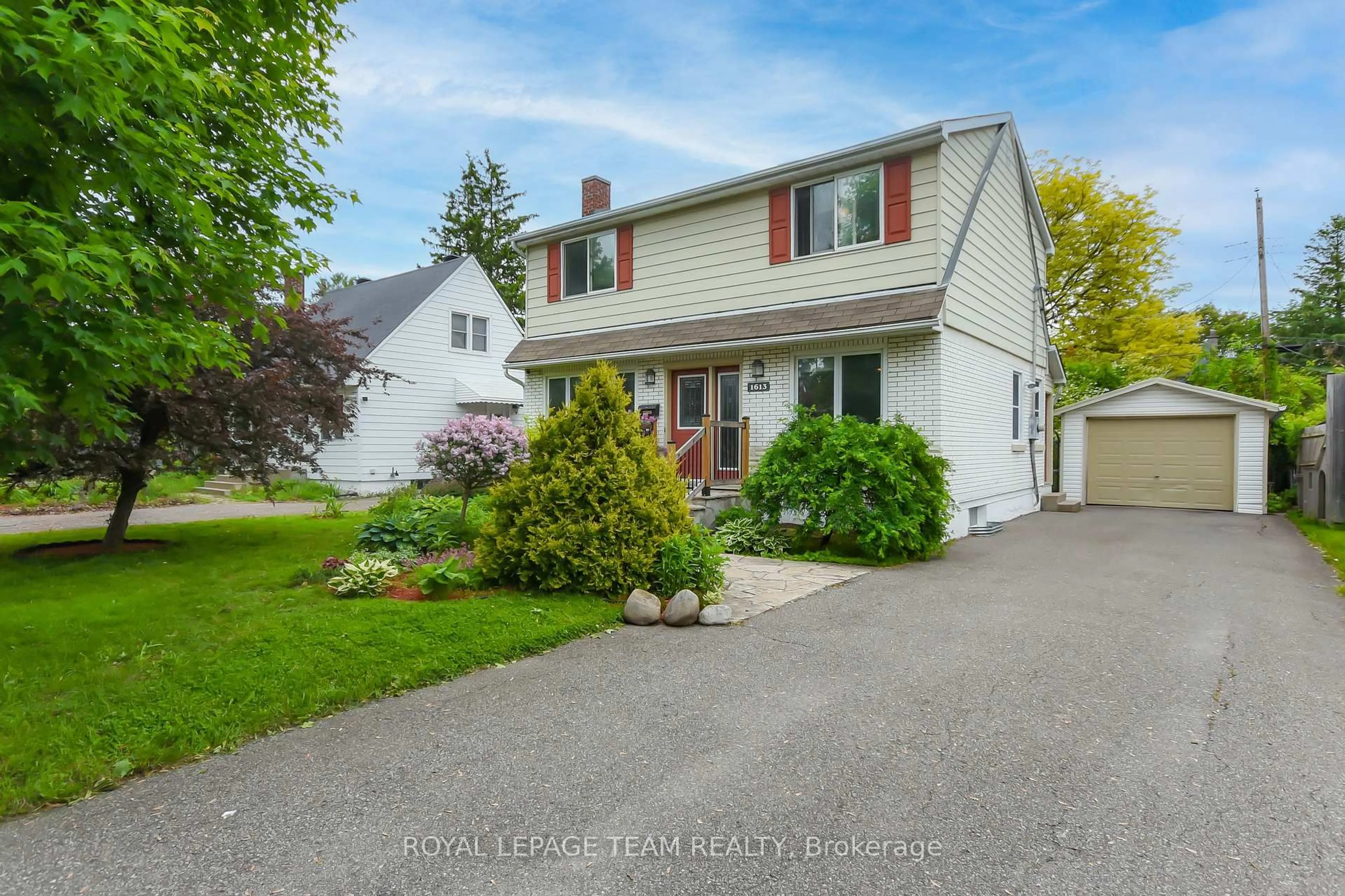 Home with vinyl exterior material, street for 1613 Digby St, Ottawa Ontario K1G 0P5