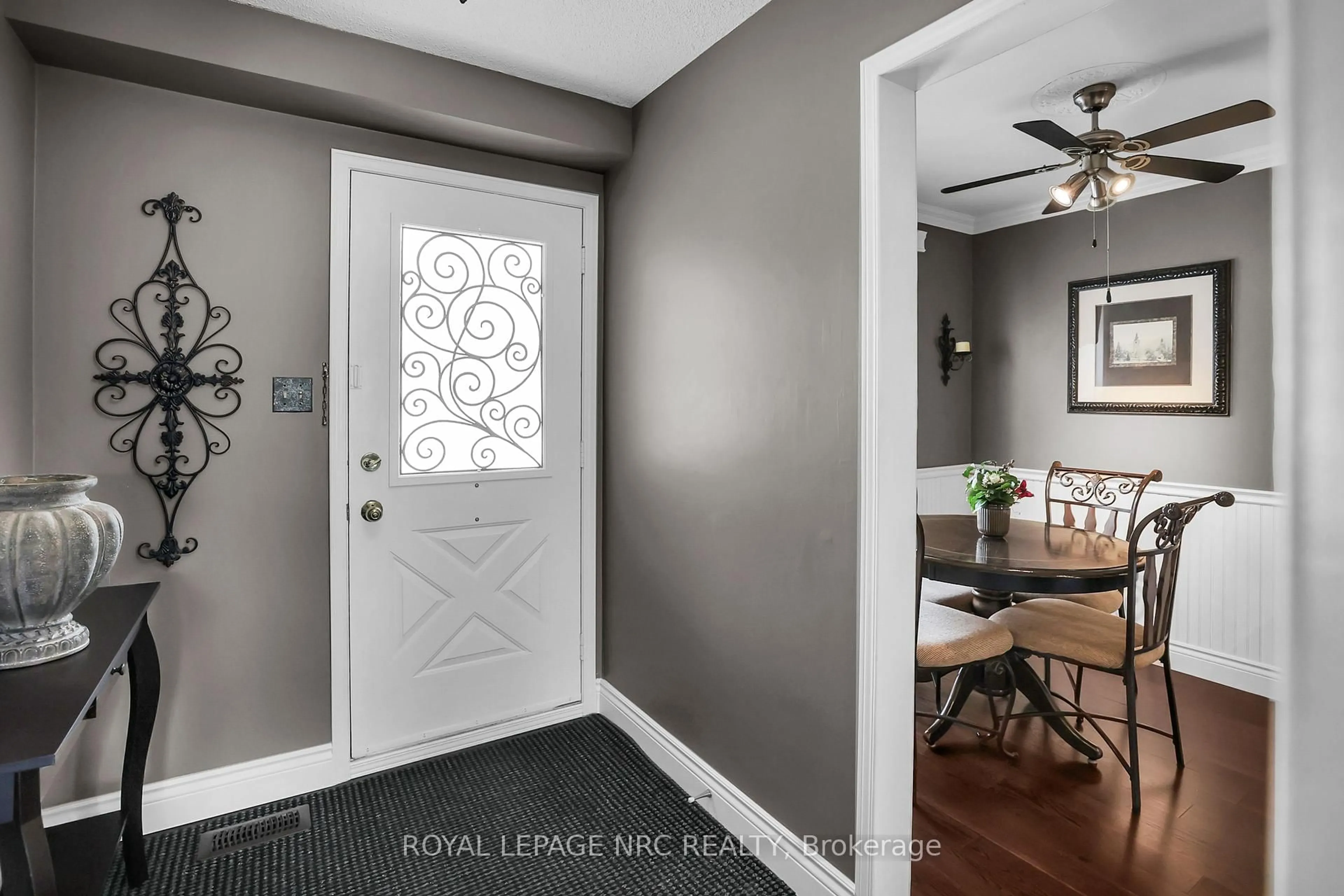 Indoor entryway for 20 Glenashton Dr, Hamilton Ontario L8G 4G3