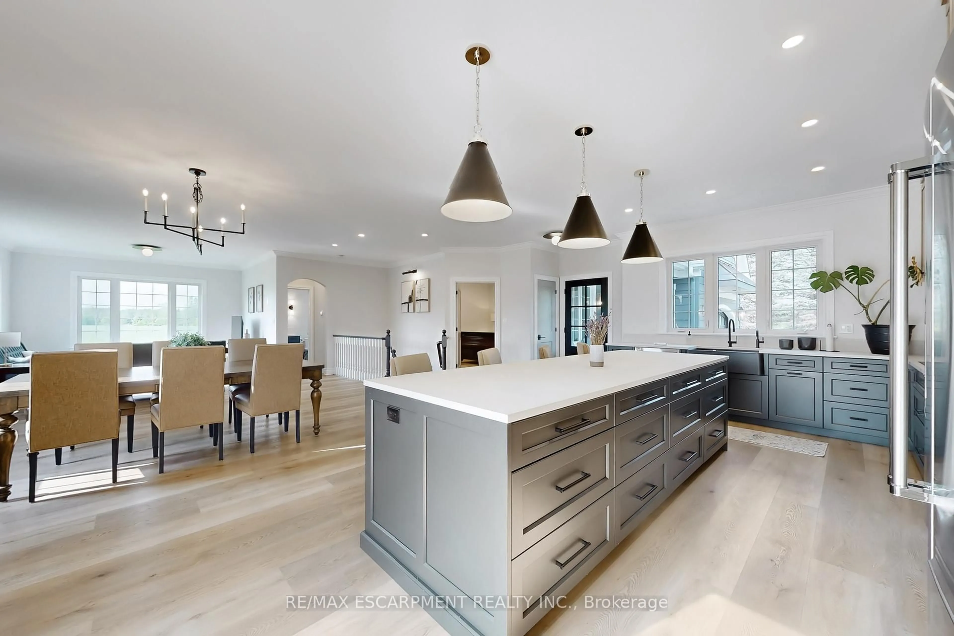 Contemporary kitchen, unknown for 485 Concession 5 Rd, Hamilton Ontario L8B 0W8