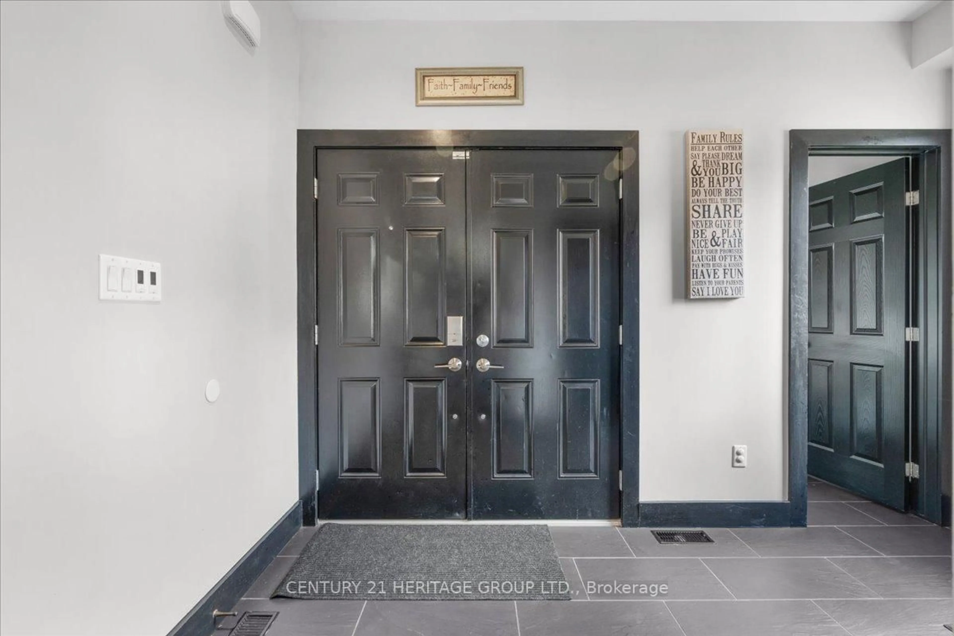 Indoor entryway for 340 Old Mud St, Hamilton Ontario L8J 3Z9