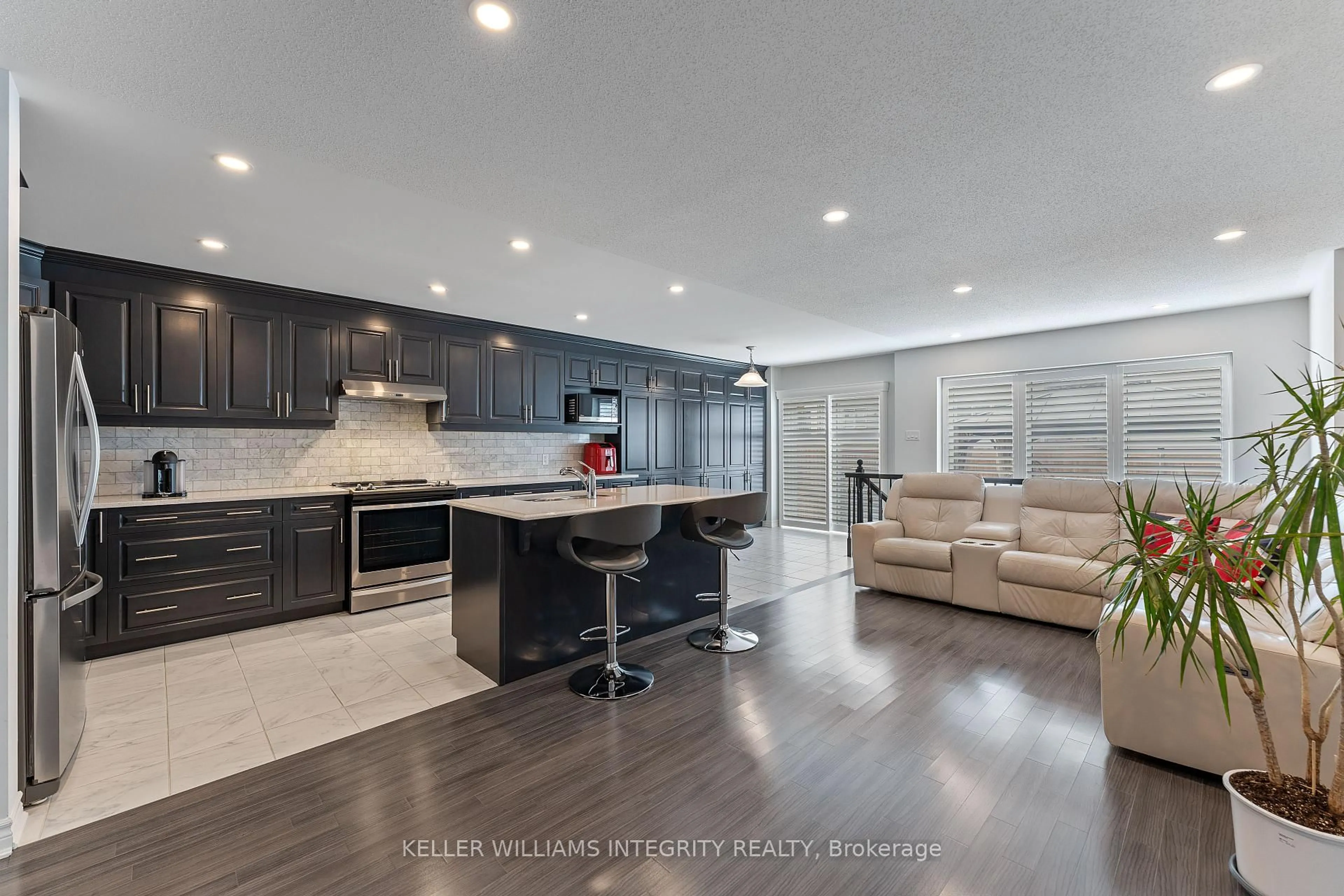 Open concept kitchen, unknown for 322 Lipizzaner St, Stittsville Ontario K2S 0X9