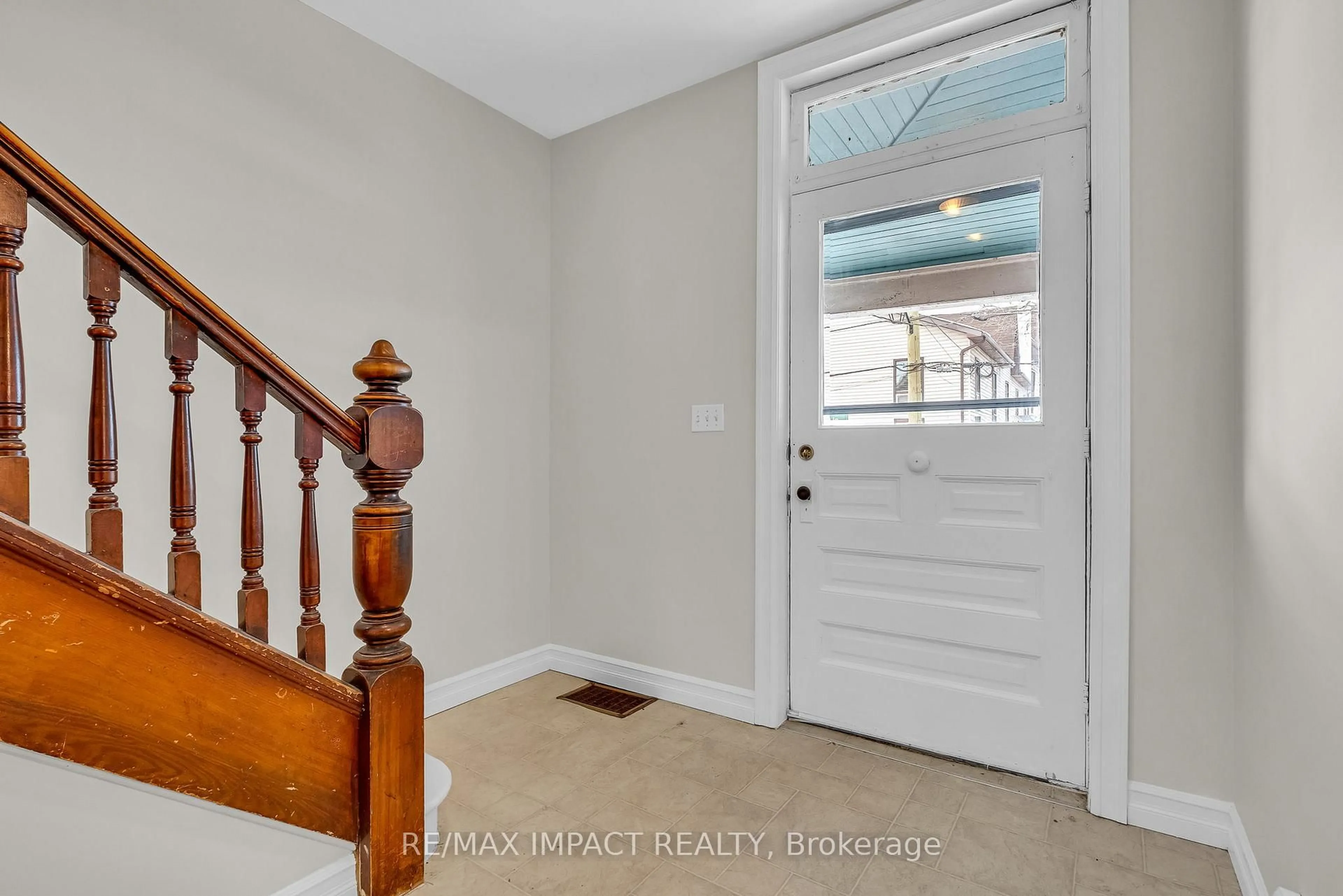 Indoor entryway for 273 George St, Cobourg Ontario K9A 3L7