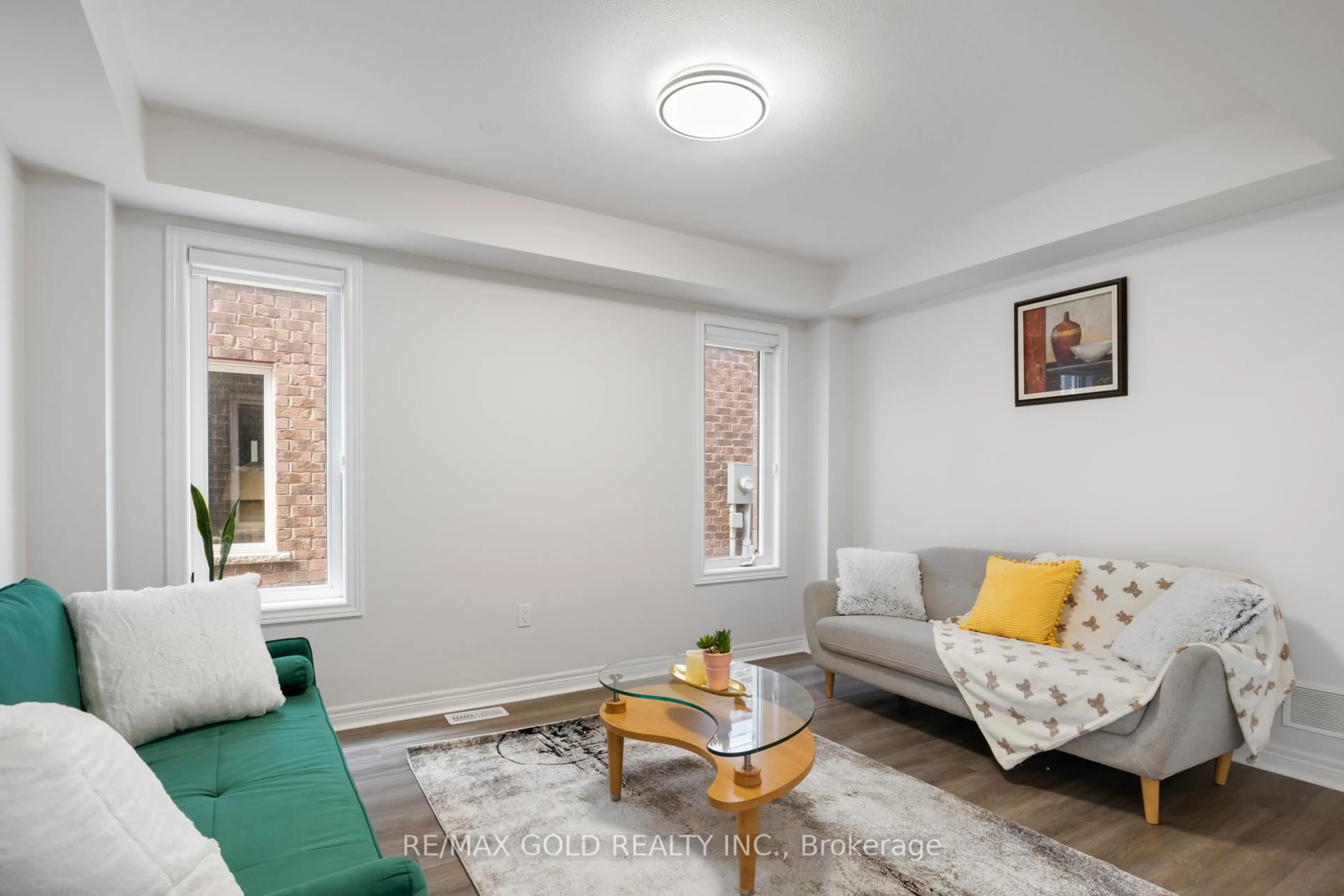 Living room with furniture, unknown for 105 Crow St, Welland Ontario L3C 0G6