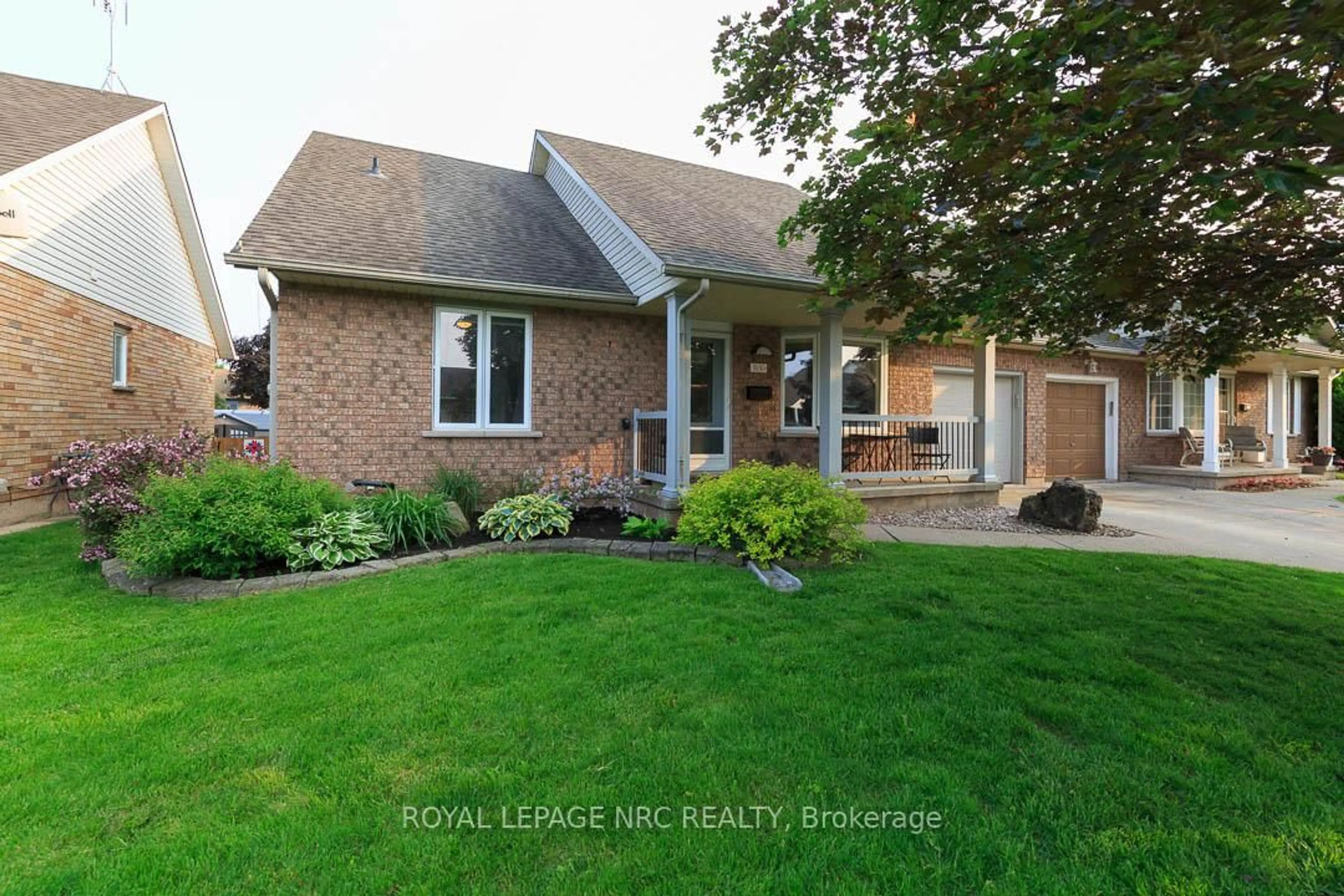 Home with brick exterior material, street for 5130 Hawthorn Dr, Lincoln Ontario L3J 0J6
