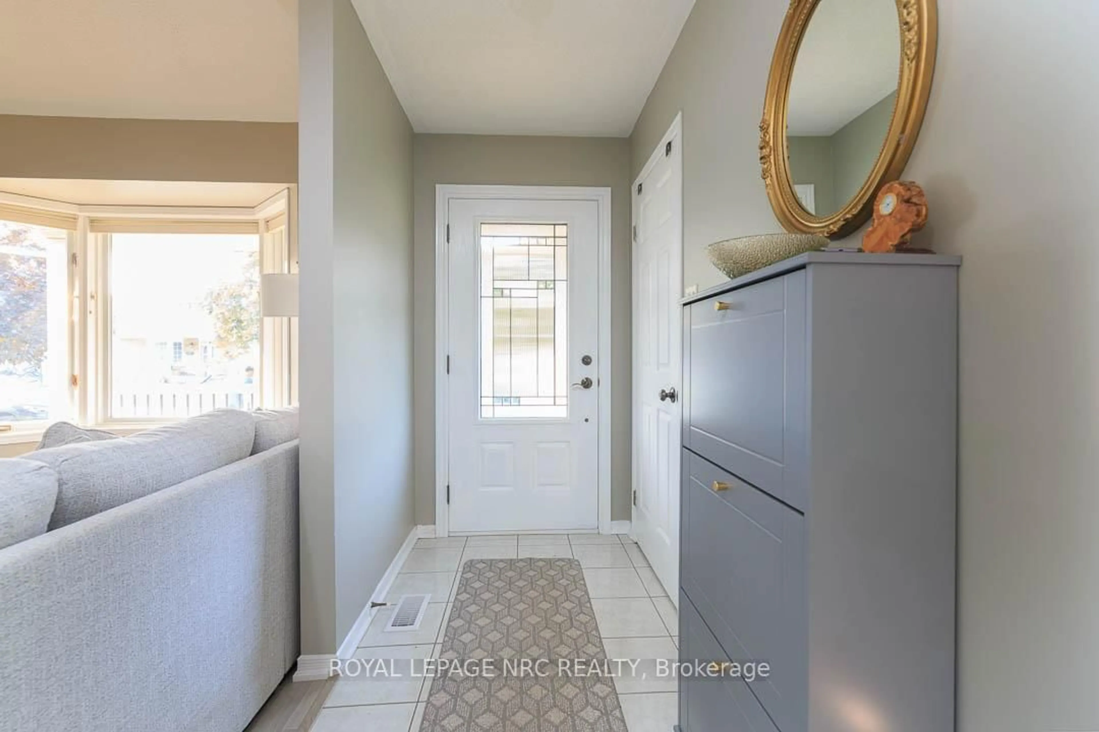 Indoor entryway for 5130 Hawthorn Dr, Lincoln Ontario L3J 0J6