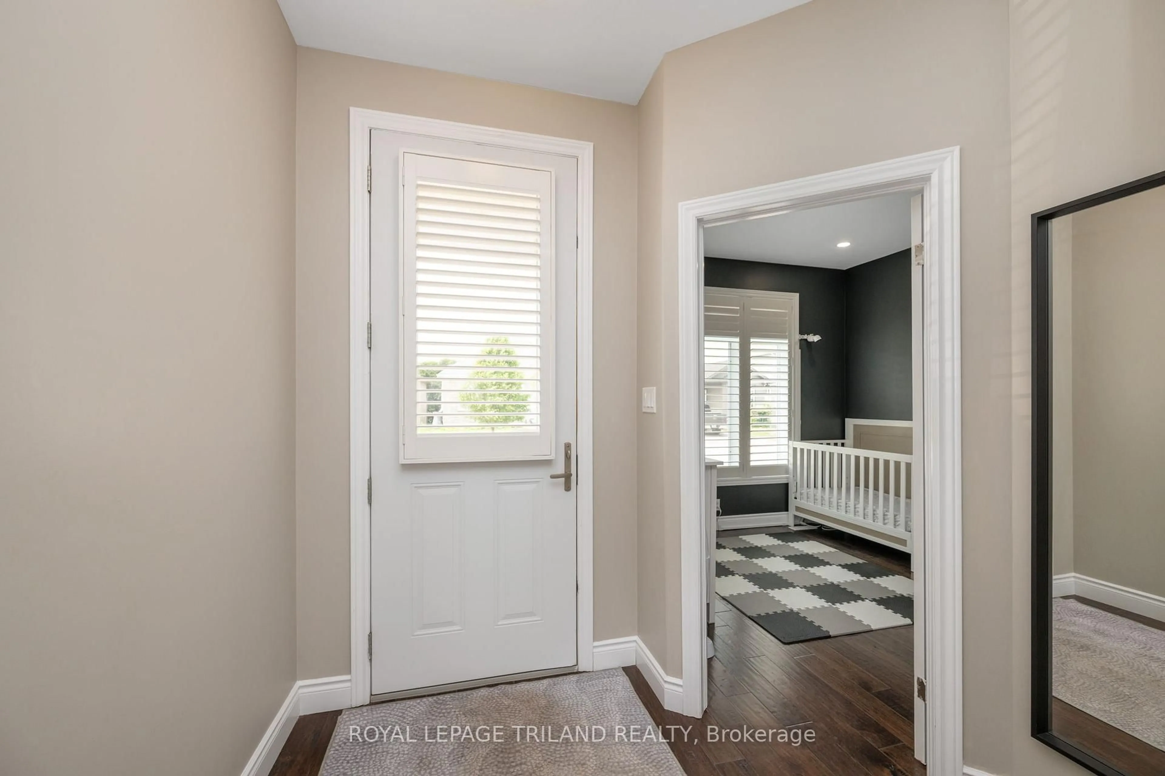 Indoor entryway for 32 Willis Ave, Strathroy Caradoc Ontario N7G 0B7