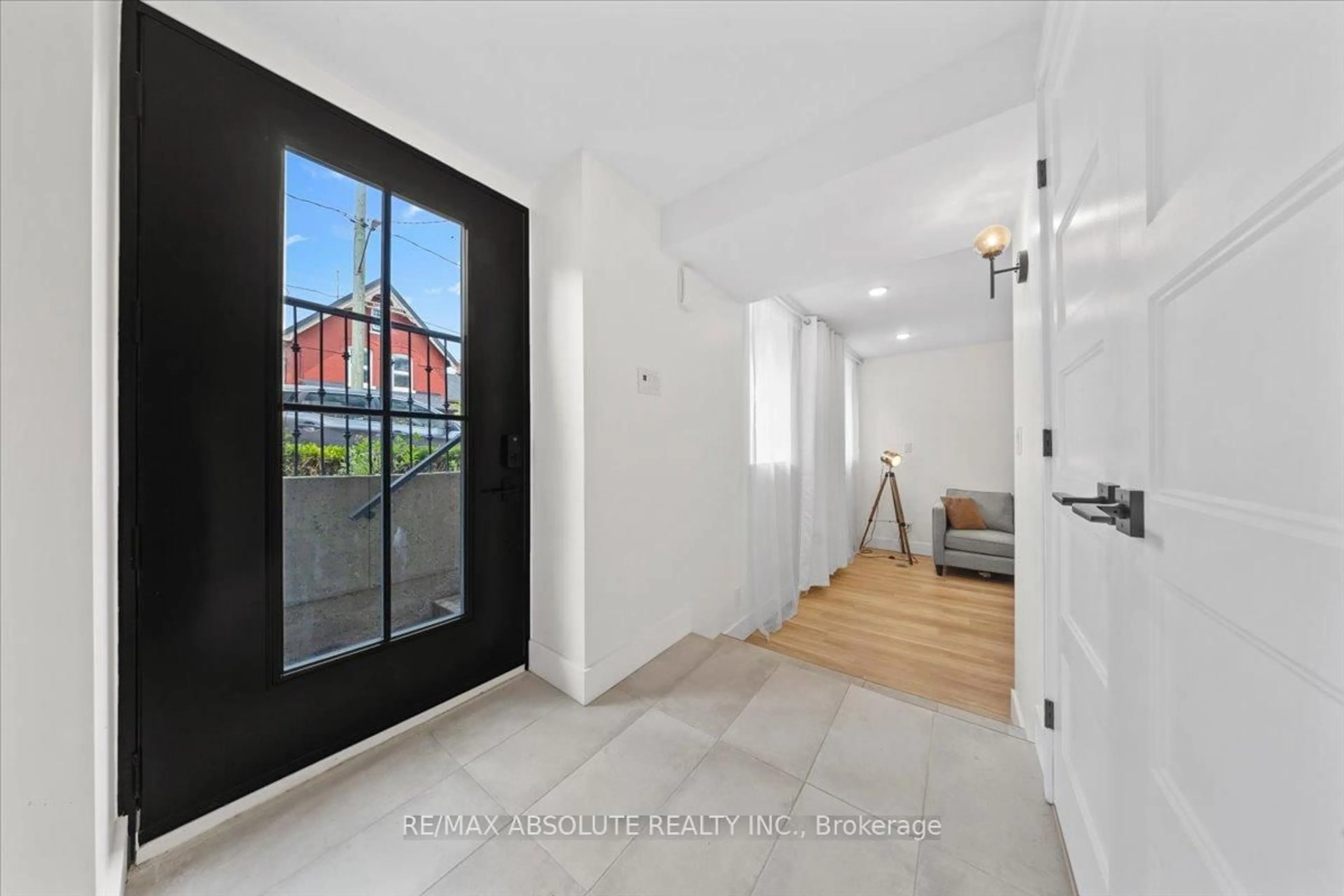 Indoor entryway for 512 COOPER St, Ottawa Ontario K1R 5J2