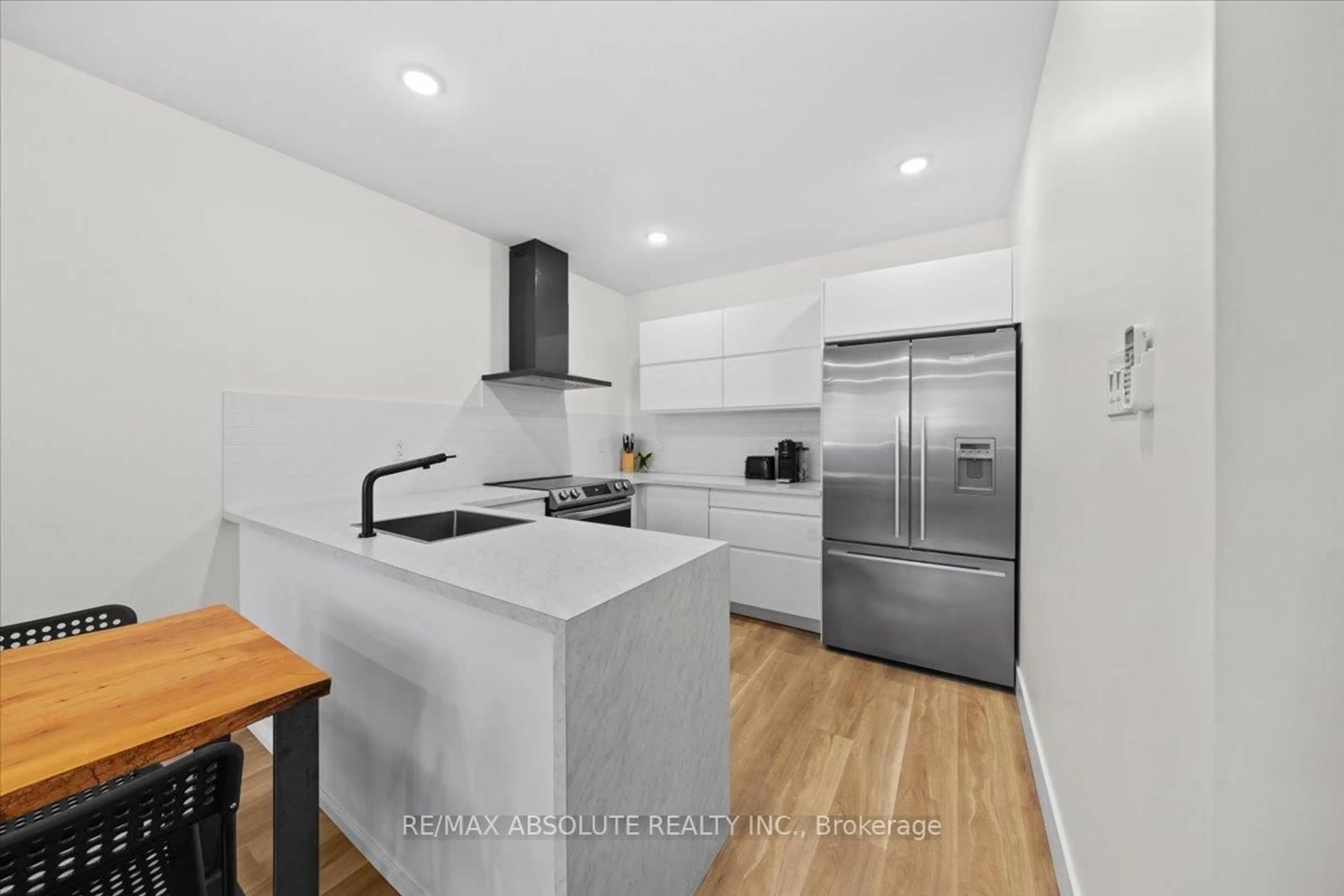 Open concept kitchen, unknown for 512 COOPER St, Ottawa Ontario K1R 5J2