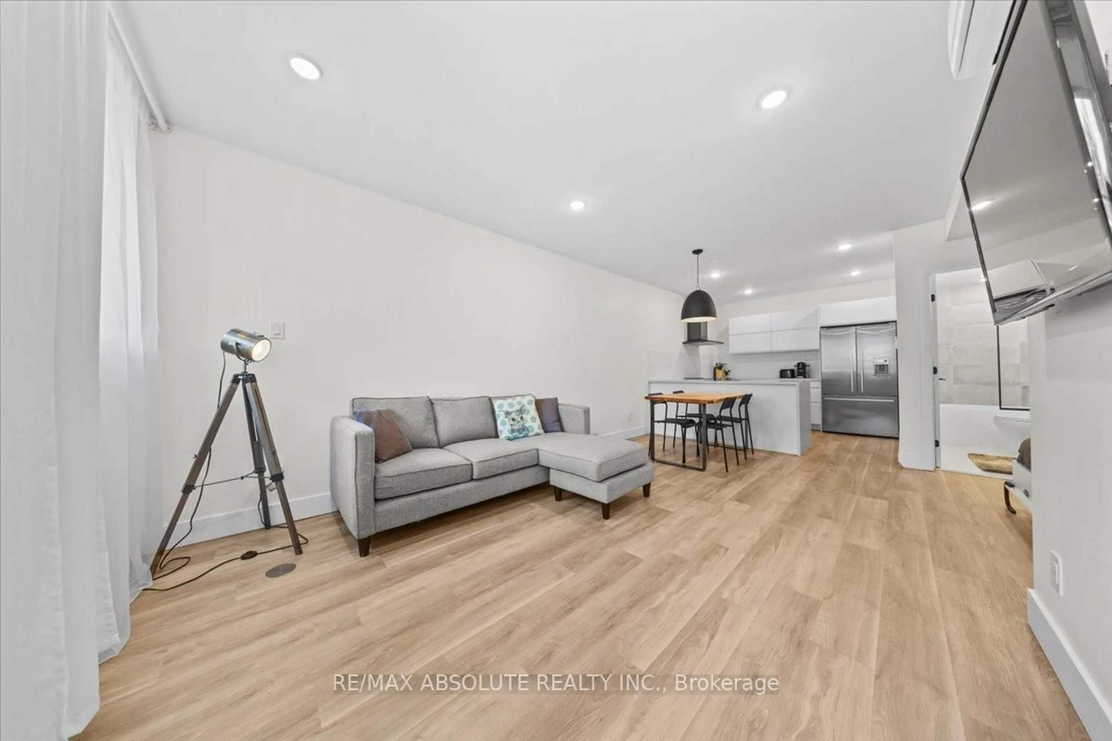 Living room with furniture, wood/laminate floor for 512 COOPER St, Ottawa Ontario K1R 5J2