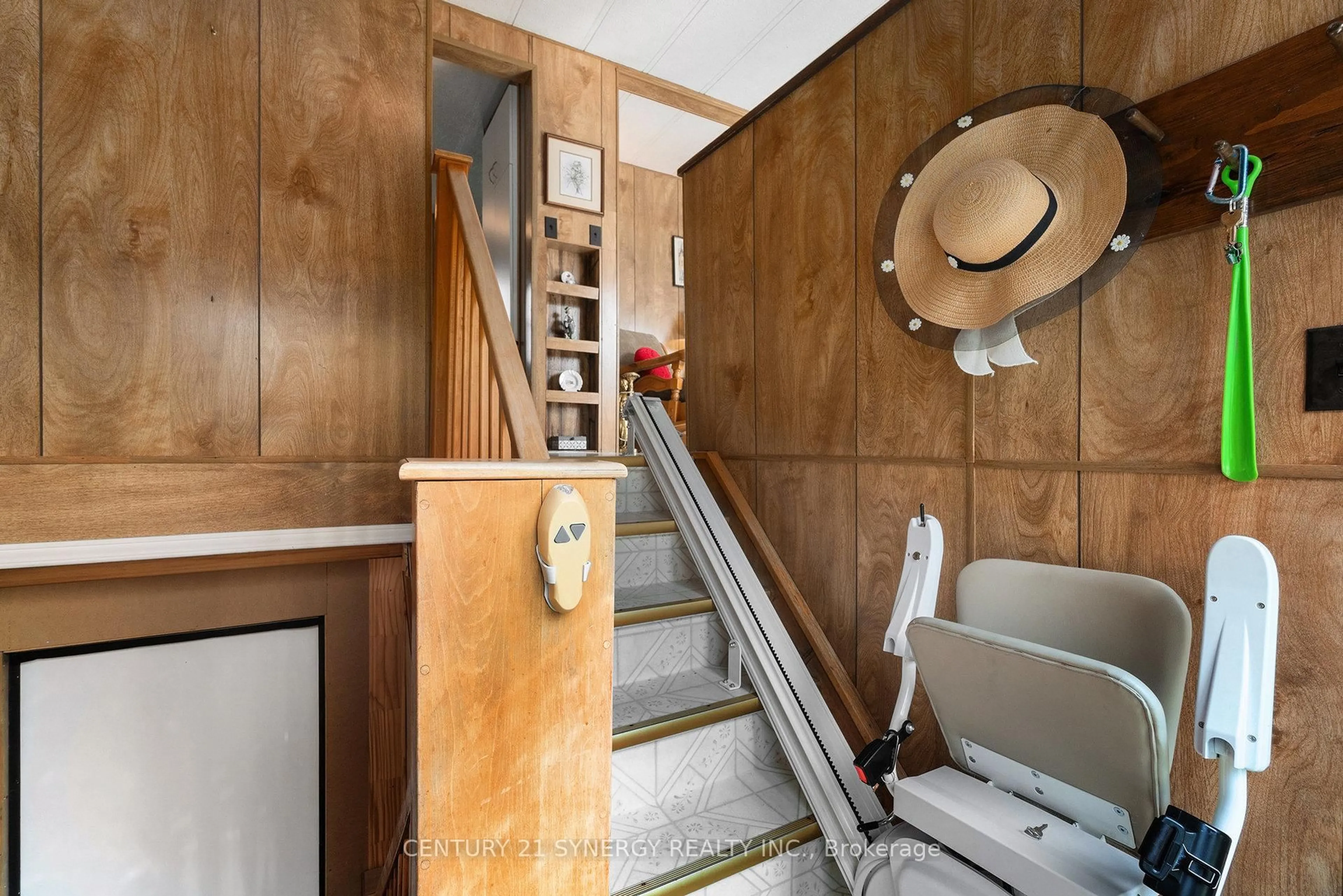Indoor foyer for 95 Henry St, Merrickville-Wolford Ontario K0G 1G0