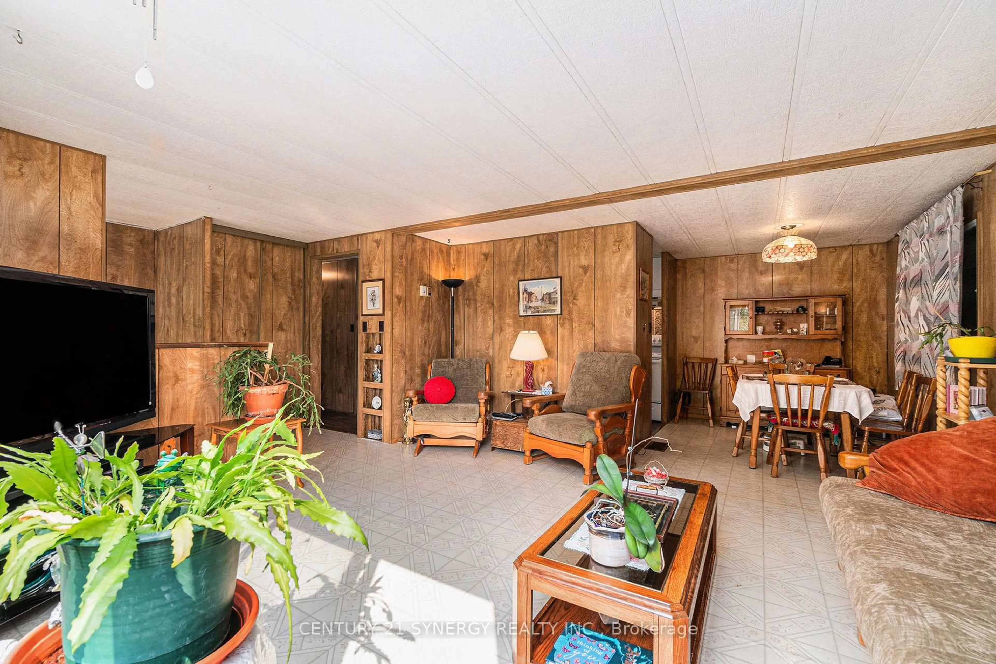 Indoor foyer for 95 Henry St, Merrickville-Wolford Ontario K0G 1G0