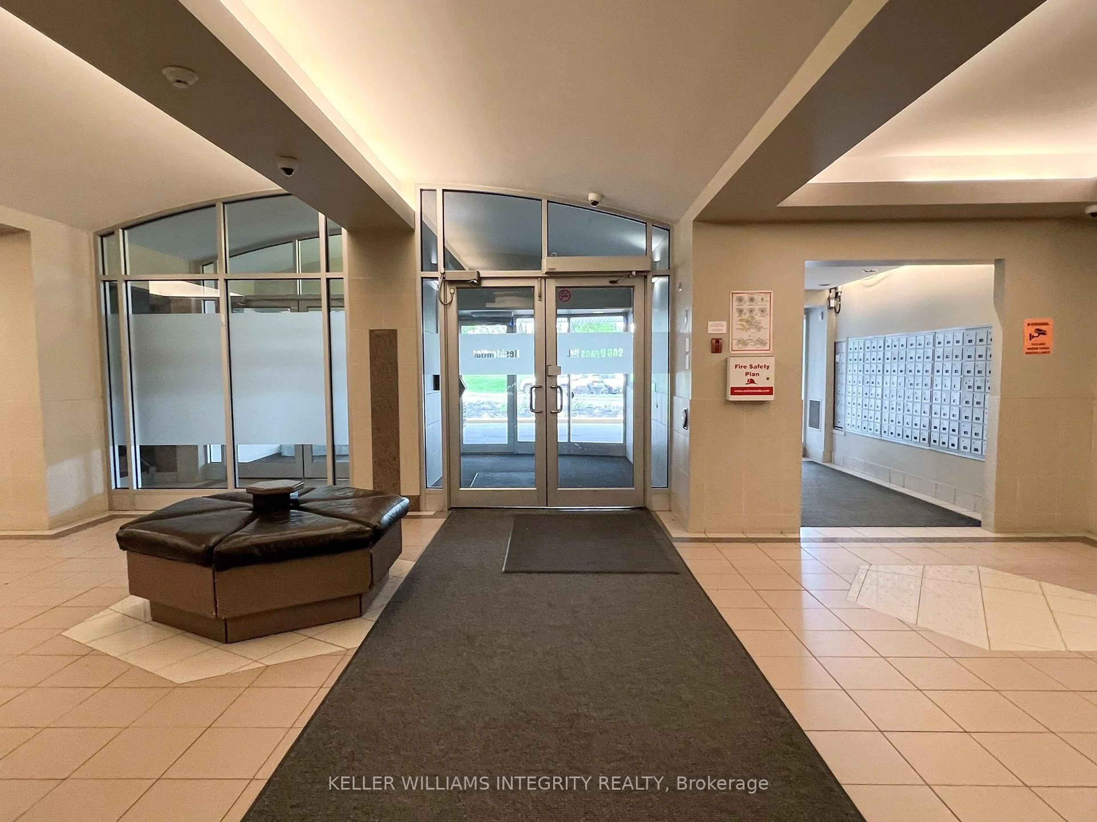 Indoor foyer for 900 Dynes Rd #2403, Ottawa Ontario K2C 3L6