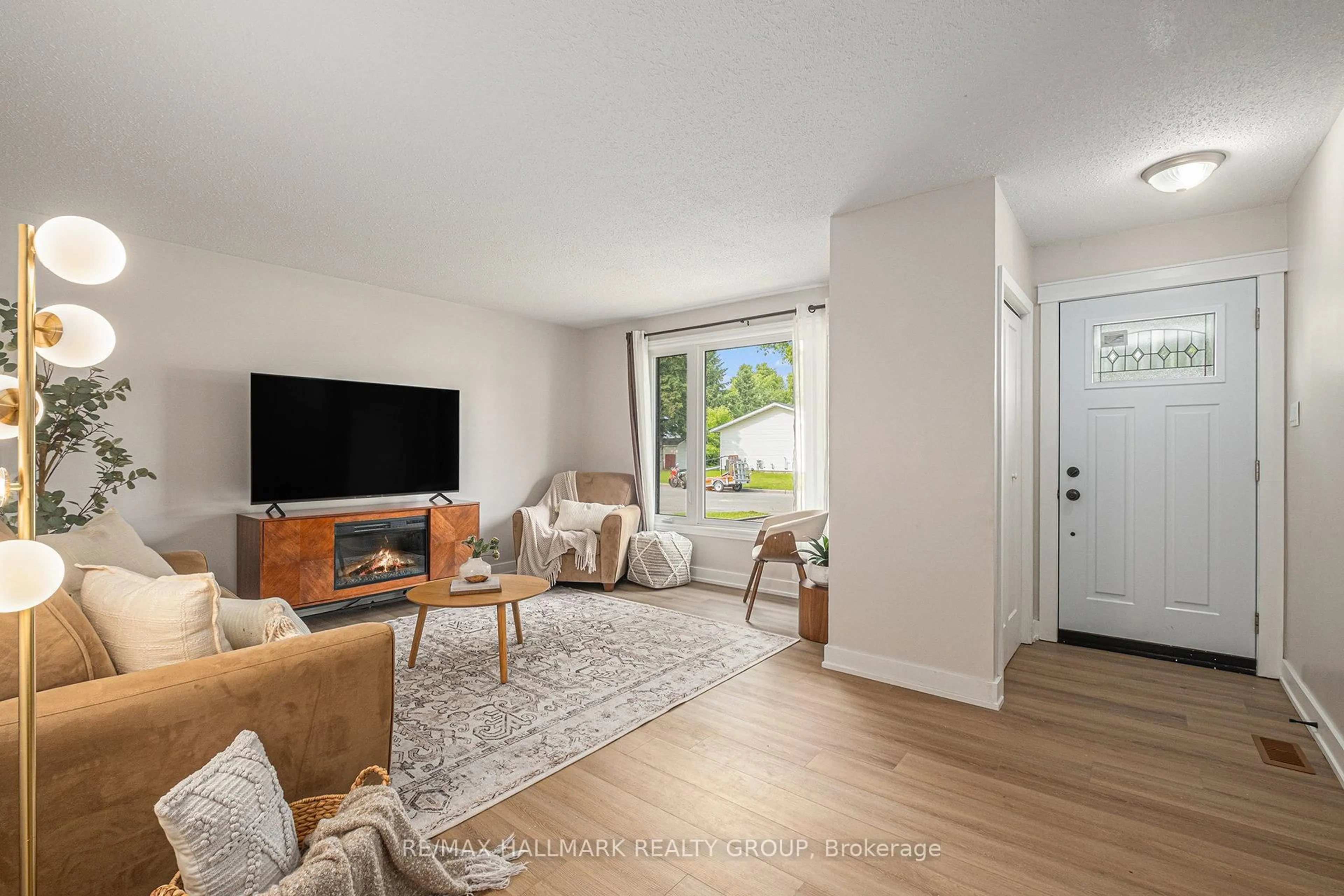 Living room with furniture, unknown for 1360 METZ Cres, Ottawa Ontario K1K 3Z5