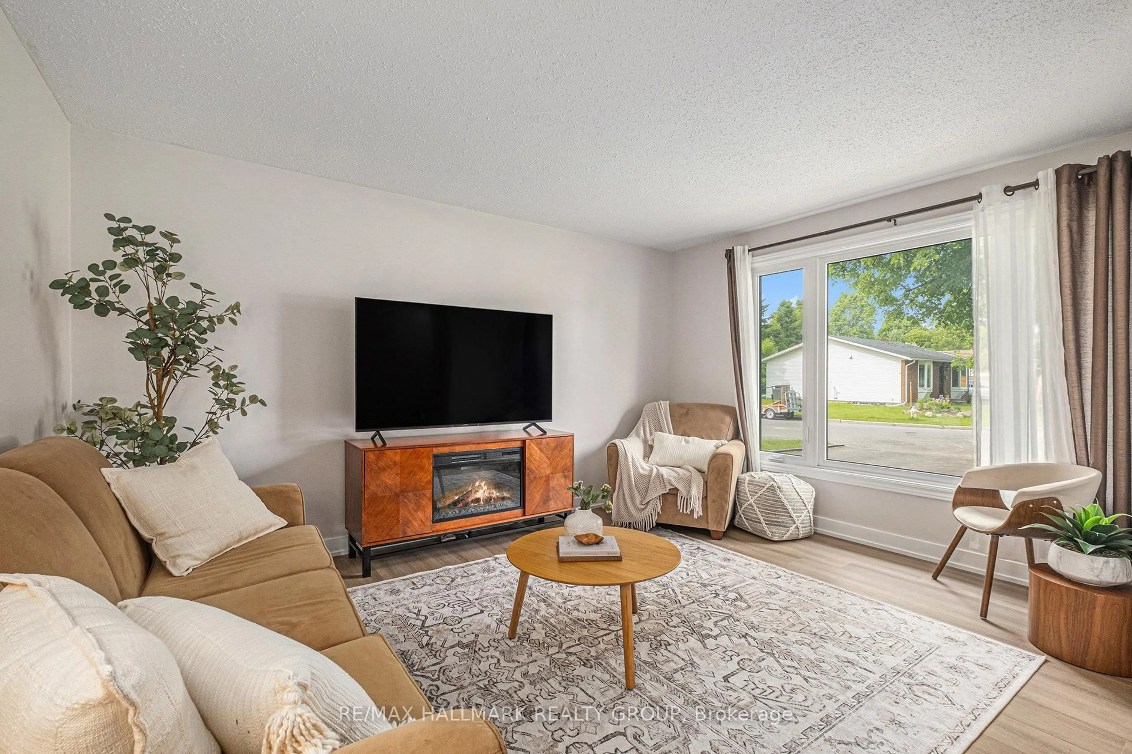 Living room with furniture, unknown for 1360 METZ Cres, Ottawa Ontario K1K 3Z5
