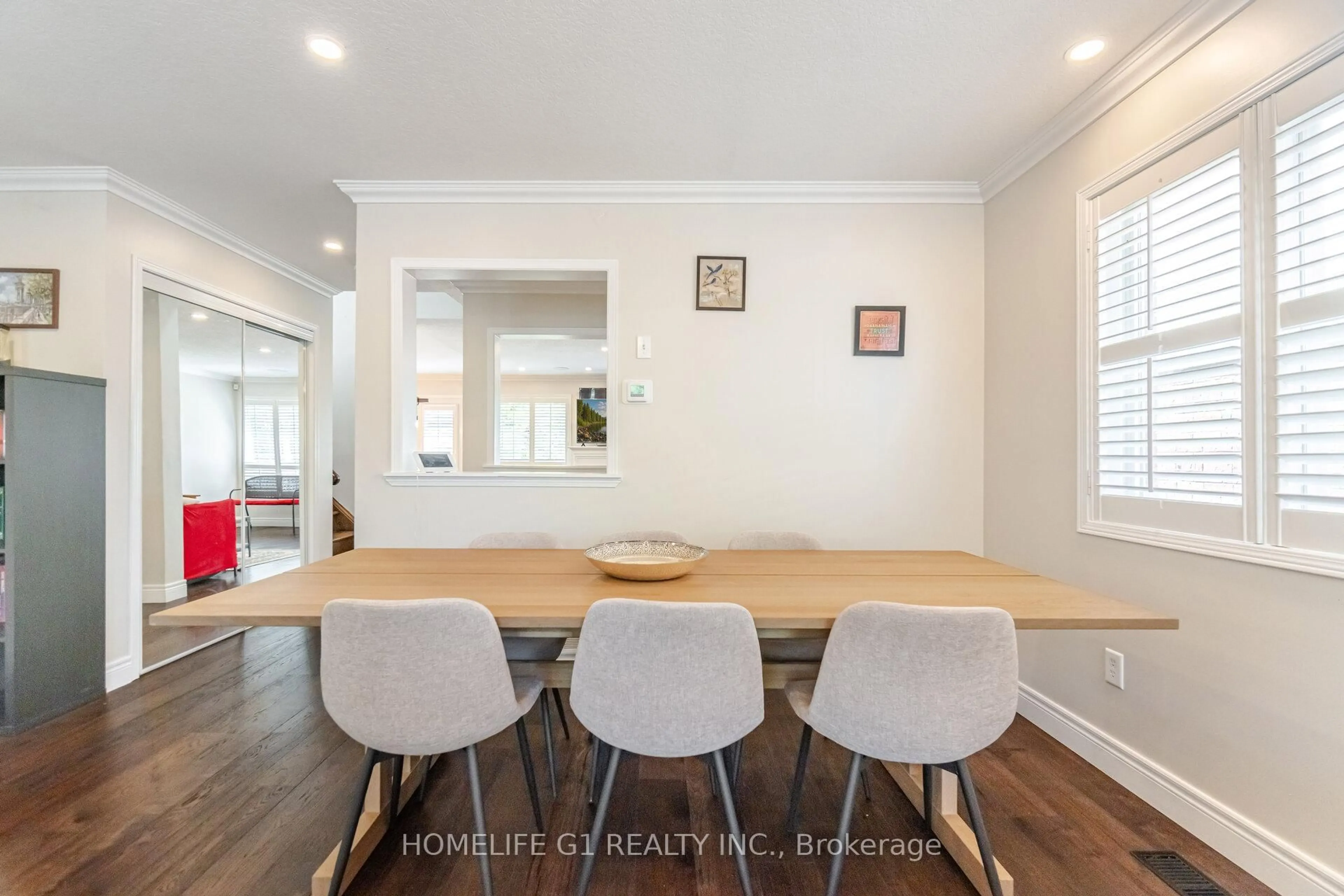 Dining room, wood/laminate floor for 213 Blackburn Dr, Brantford Ontario N3T 0A5