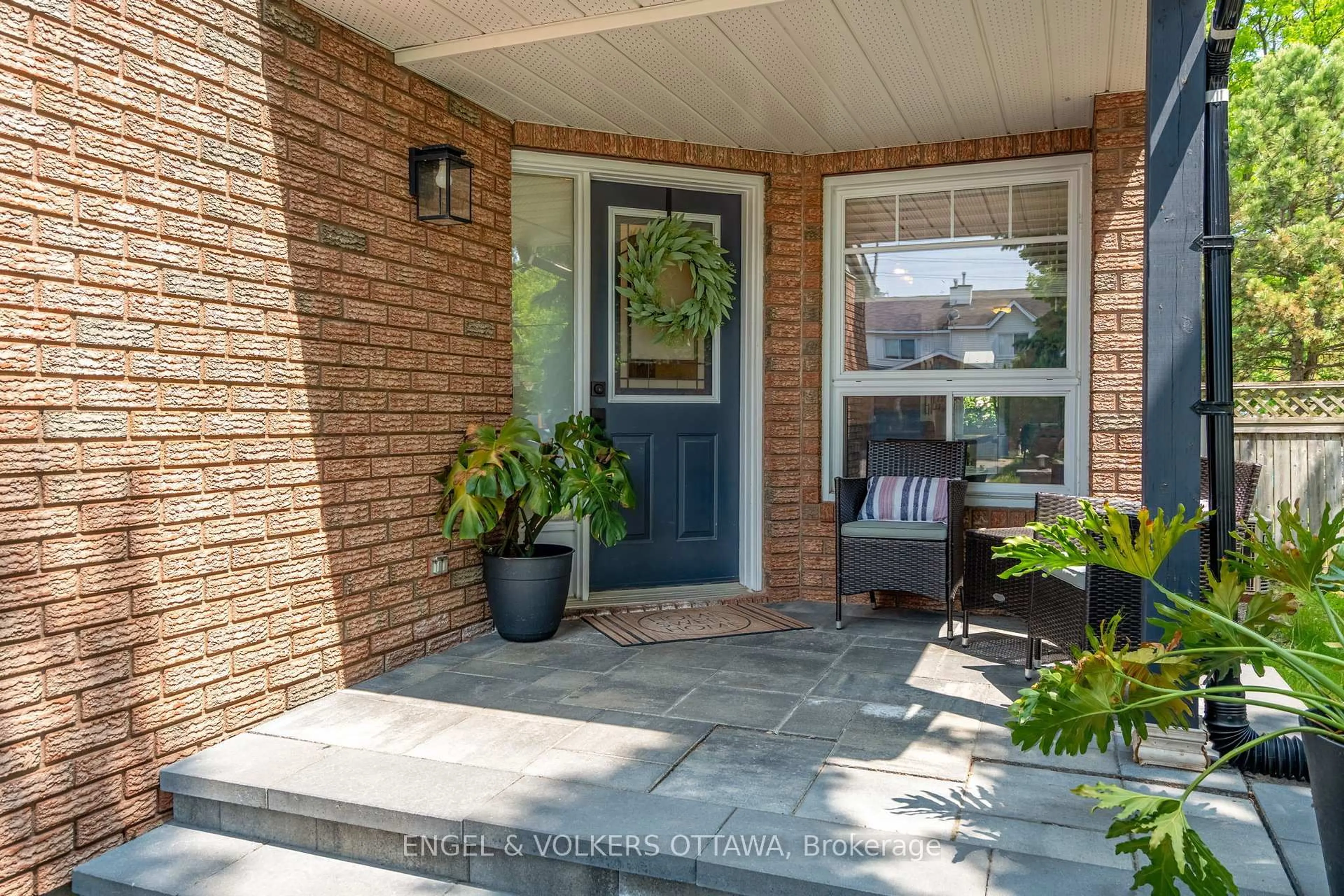 Indoor entryway for 92 Markland Cres, Ottawa Ontario K2G 5Z7